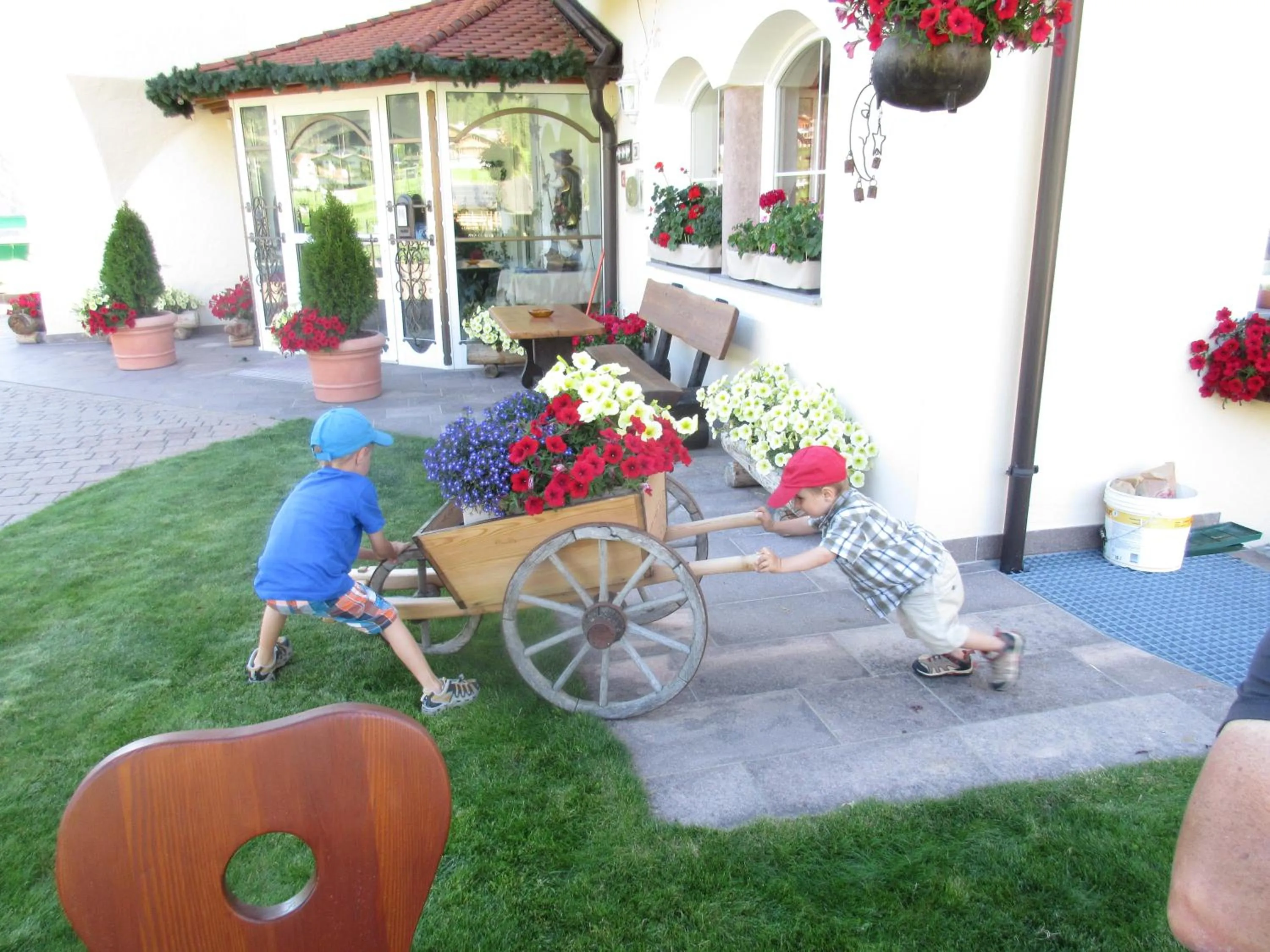 Family in Garni La Majon