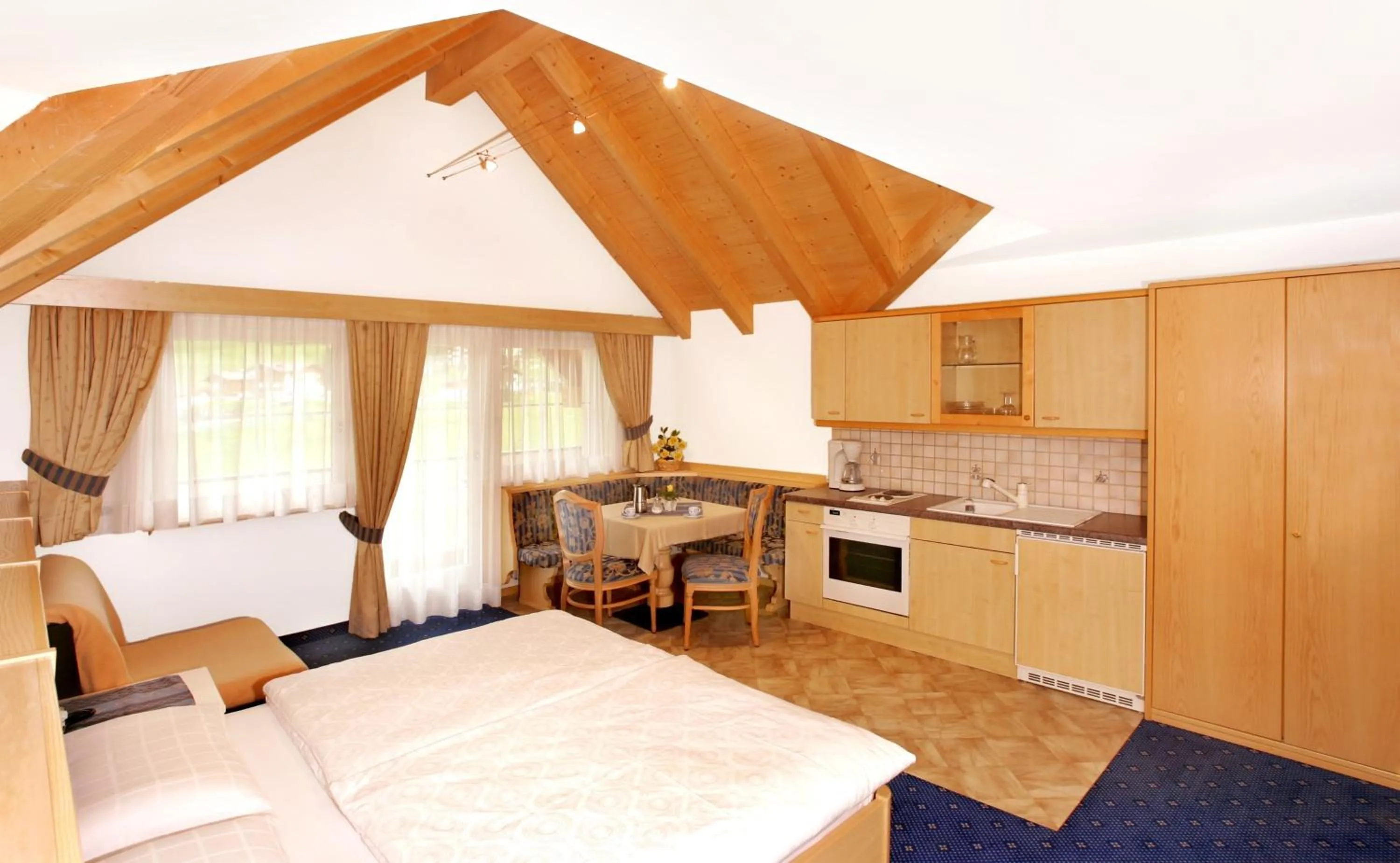 Kitchen or kitchenette, Bed in Garni La Majon