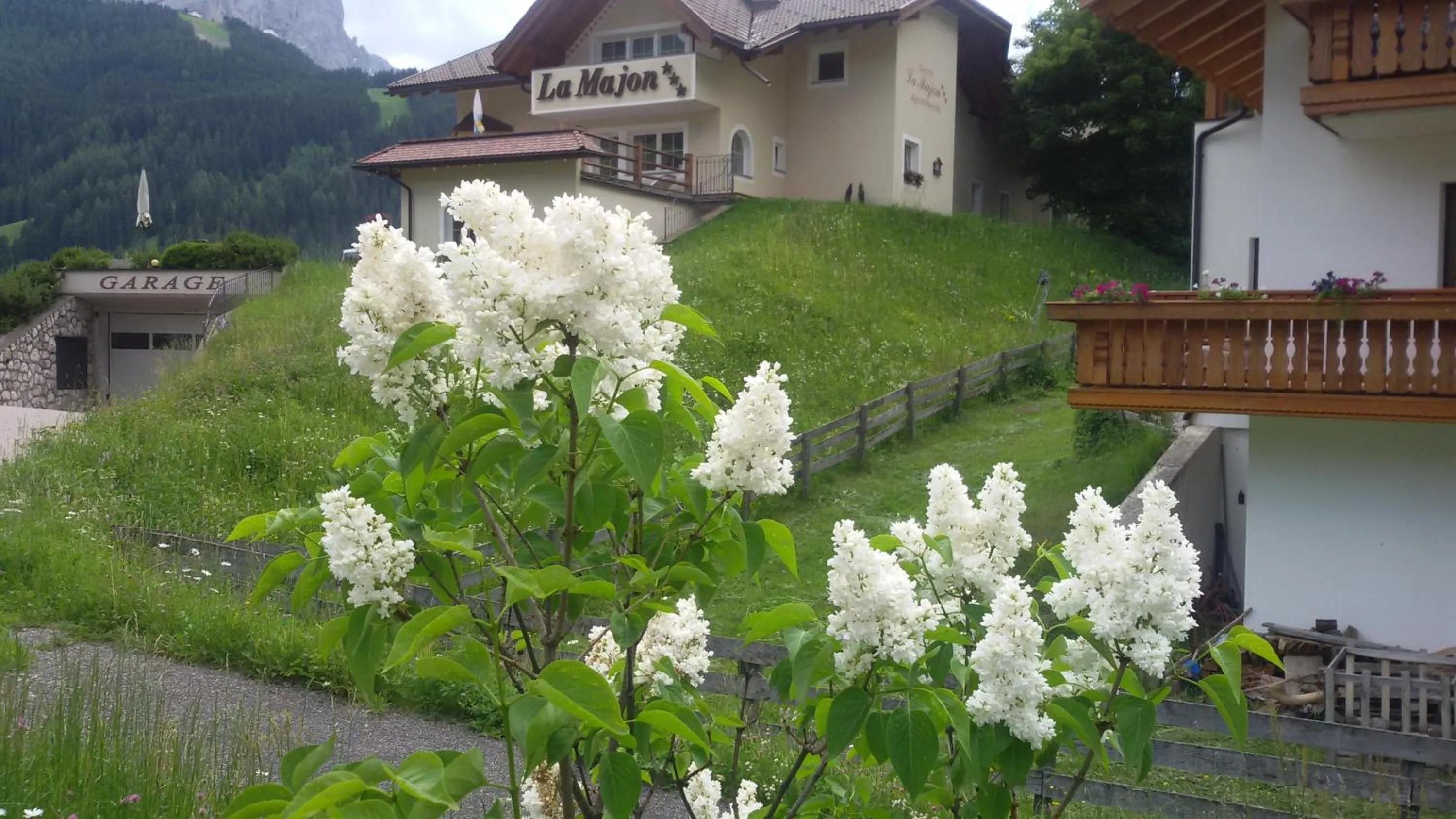 Spring in Garni La Majon