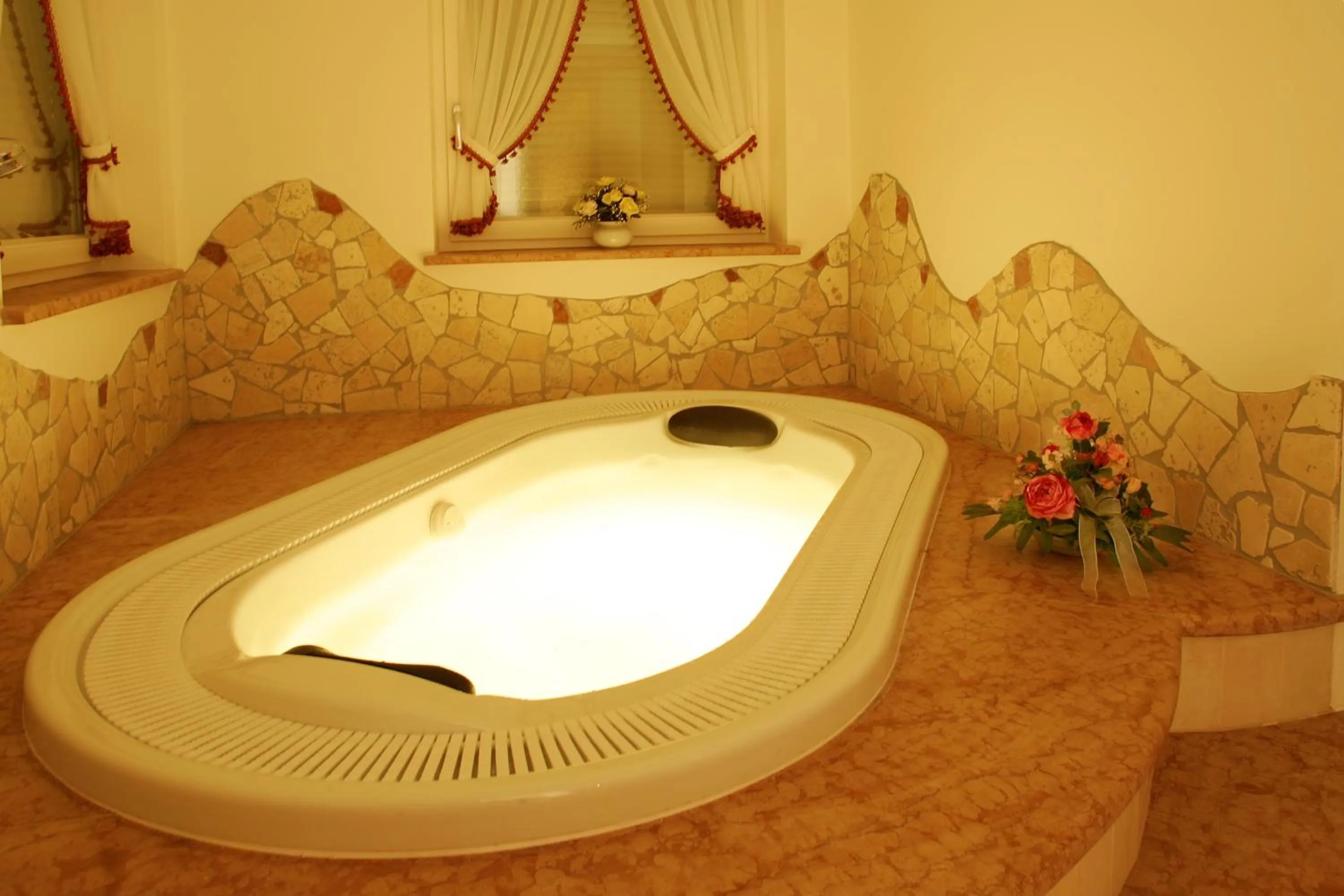 Hot Tub in Garni La Majon