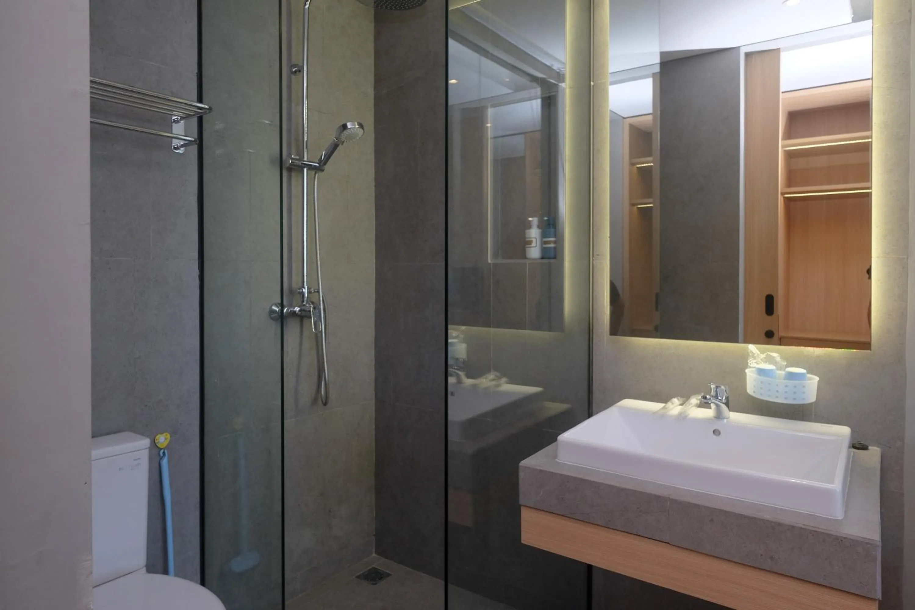 Bathroom in Sans Hotel RG Living Jogja by RedDoorz