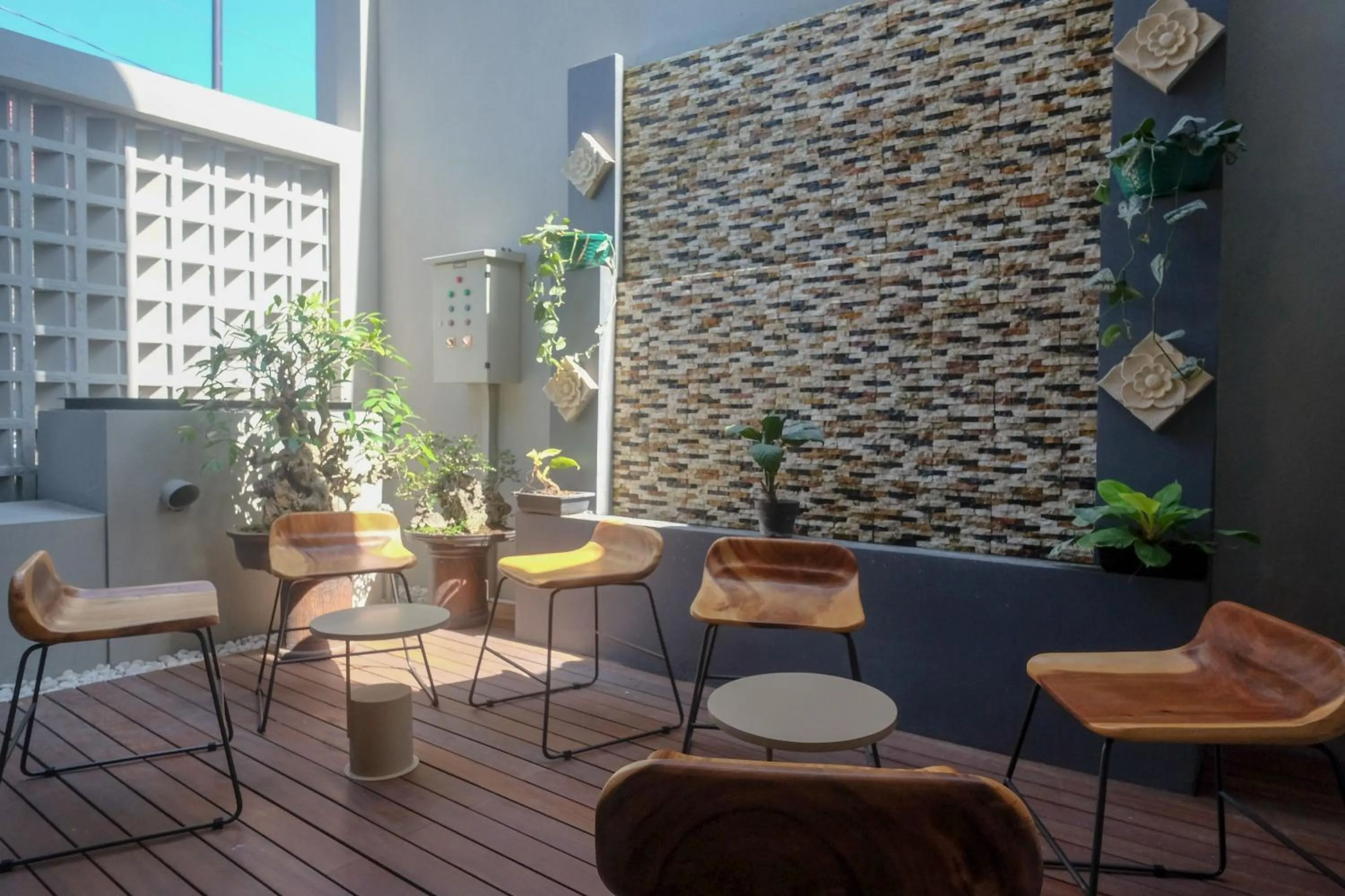 Seating area in Sans Hotel RG Living Jogja by RedDoorz