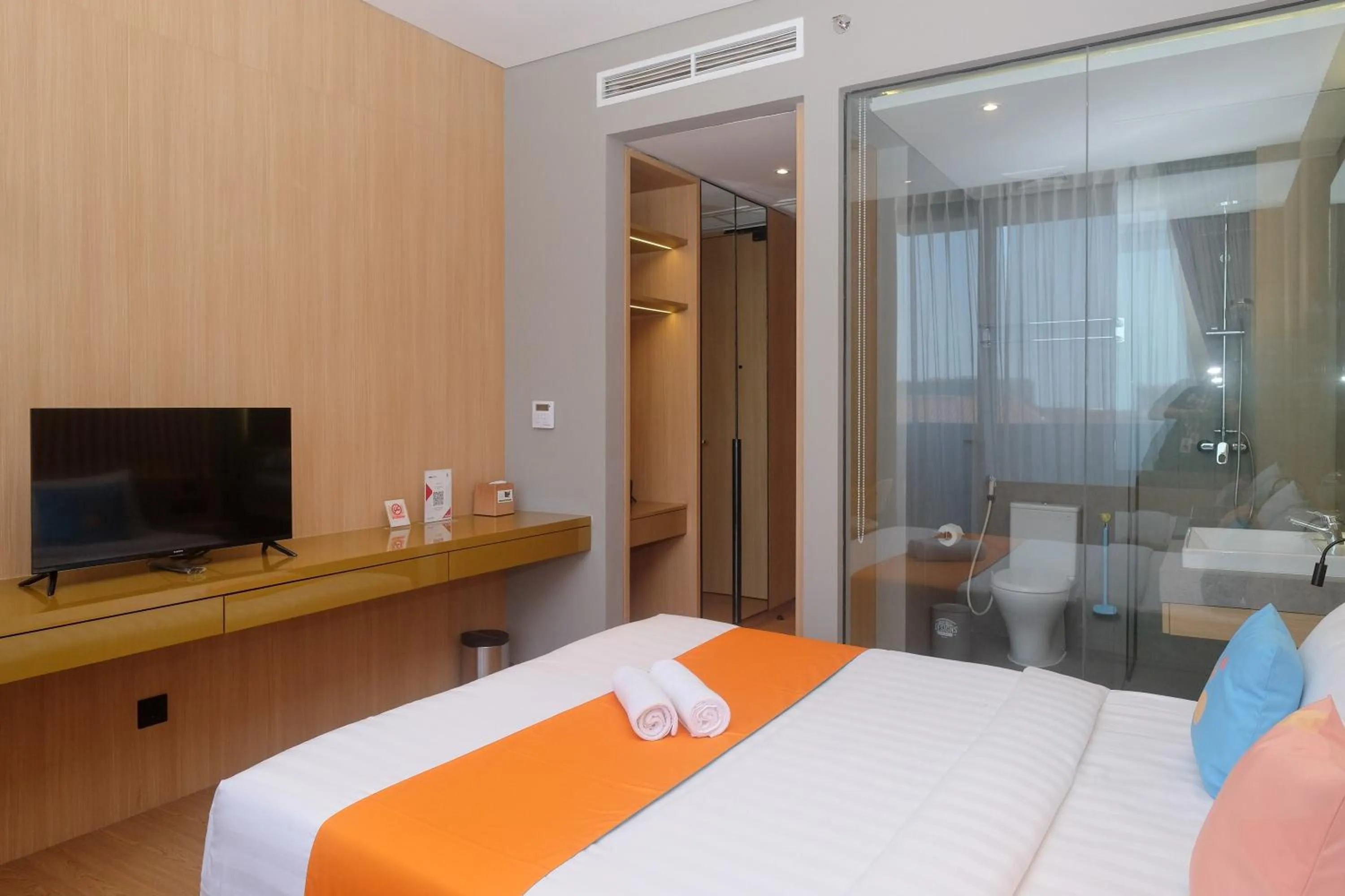 Bed in Sans Hotel RG Living Jogja by RedDoorz