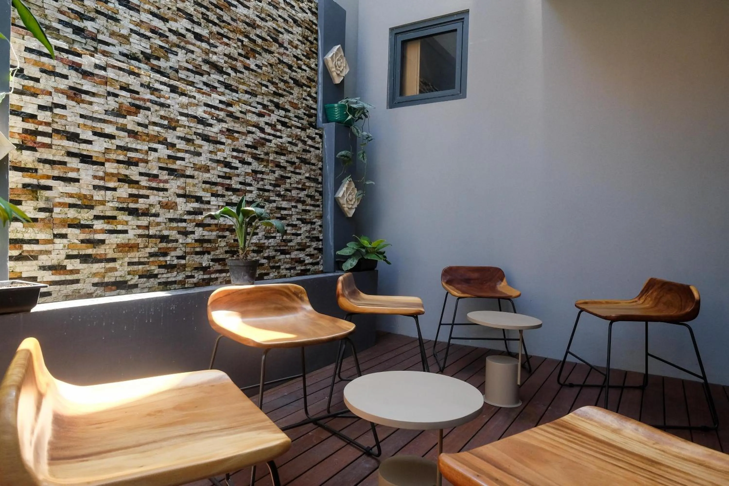 Seating area in Sans Hotel RG Living Jogja by RedDoorz