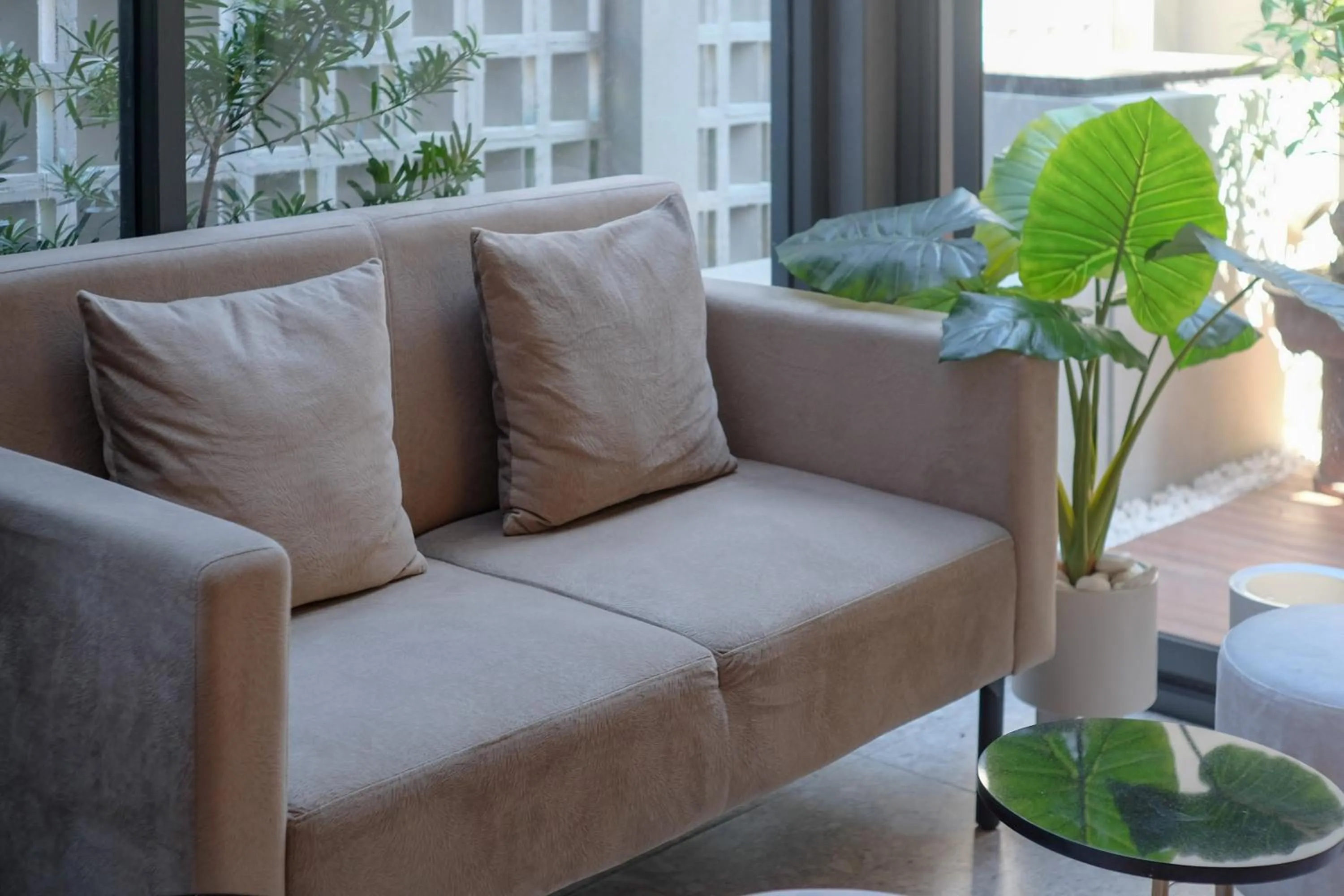 Seating area in Sans Hotel RG Living Jogja by RedDoorz