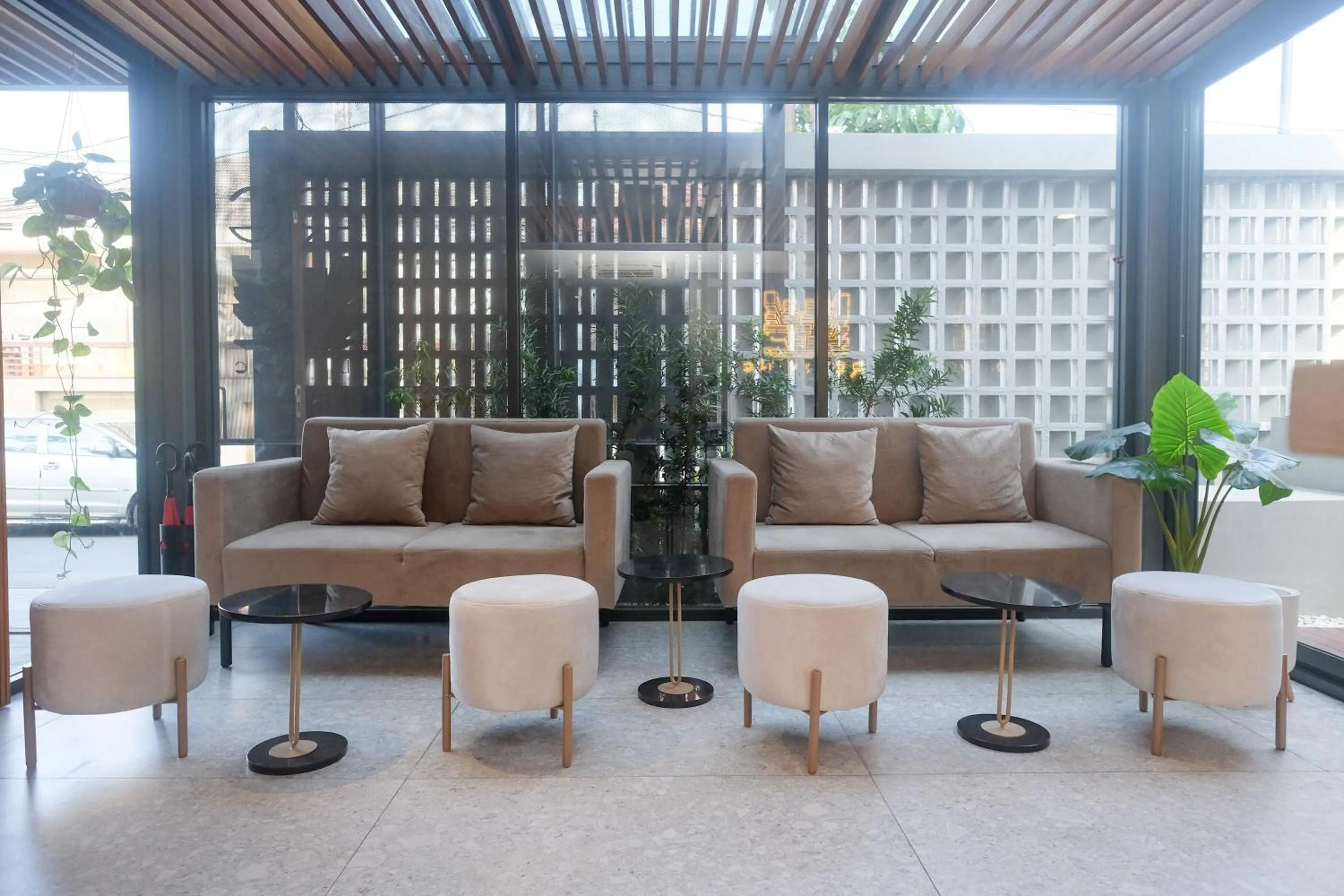Seating area in Sans Hotel RG Living Jogja by RedDoorz