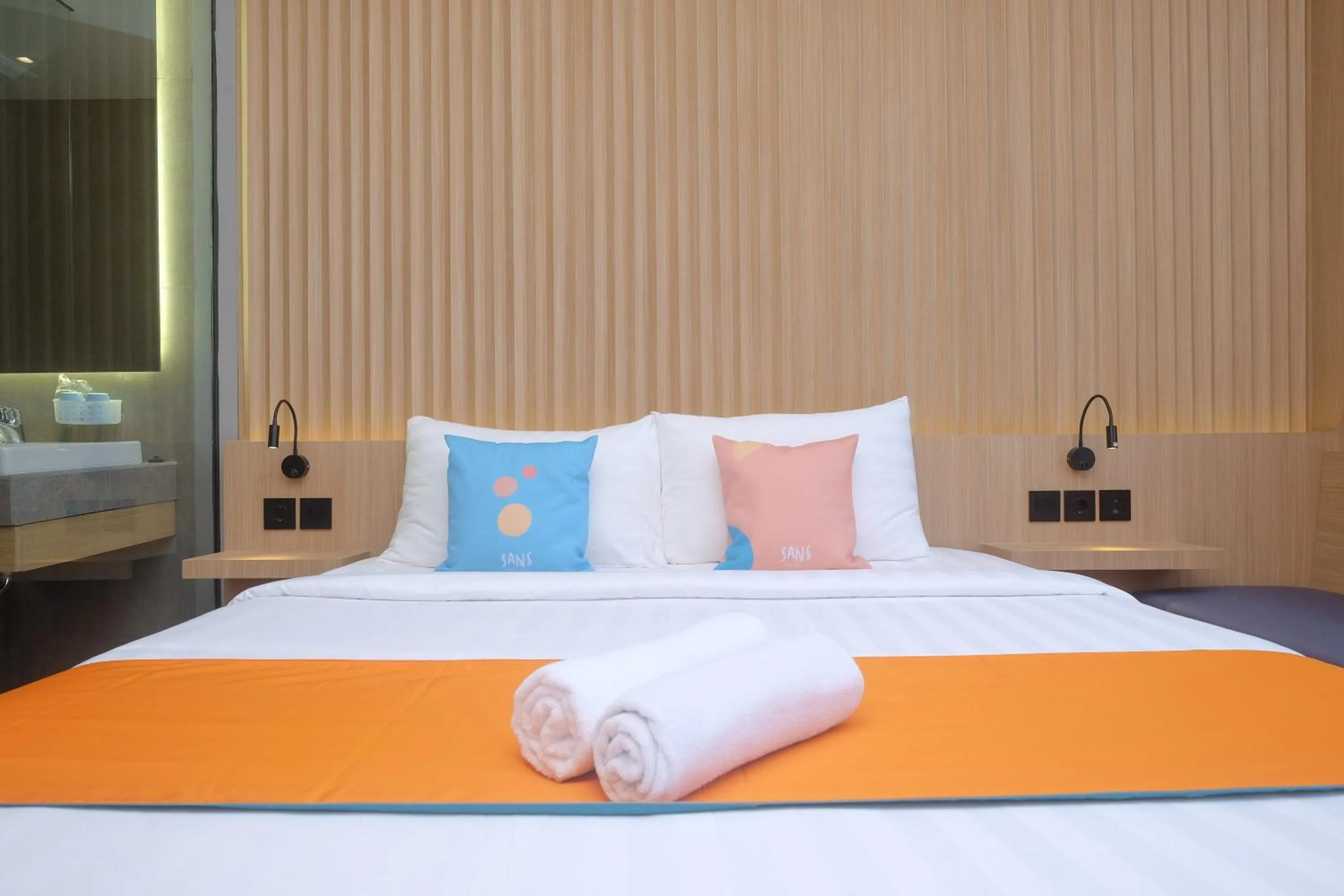 Bed in Sans Hotel RG Living Jogja by RedDoorz