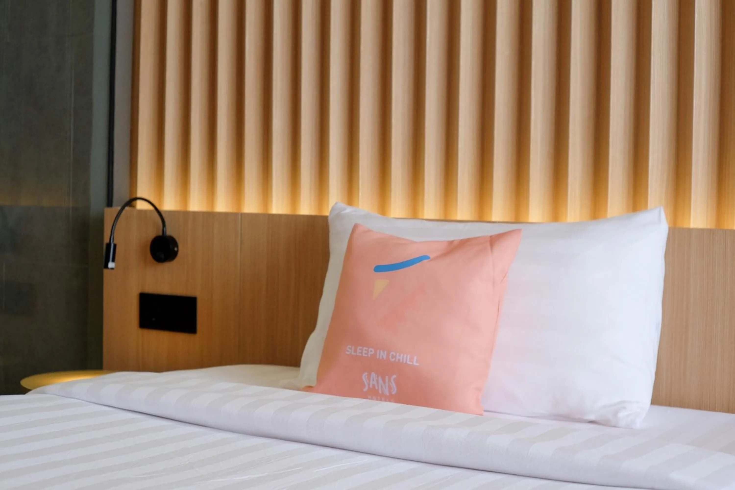 Bed in Sans Hotel RG Living Jogja by RedDoorz