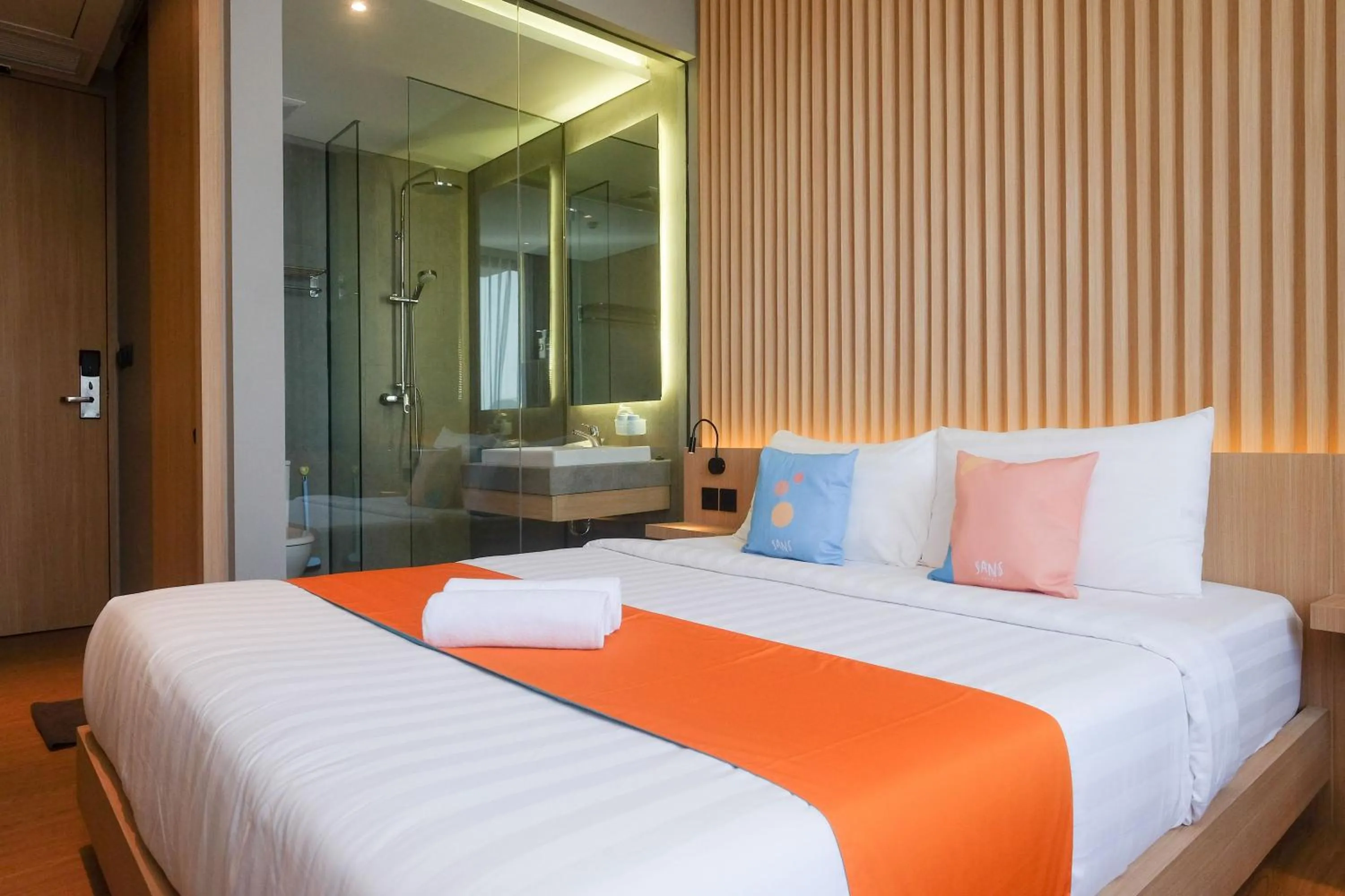Bed in Sans Hotel RG Living Jogja by RedDoorz