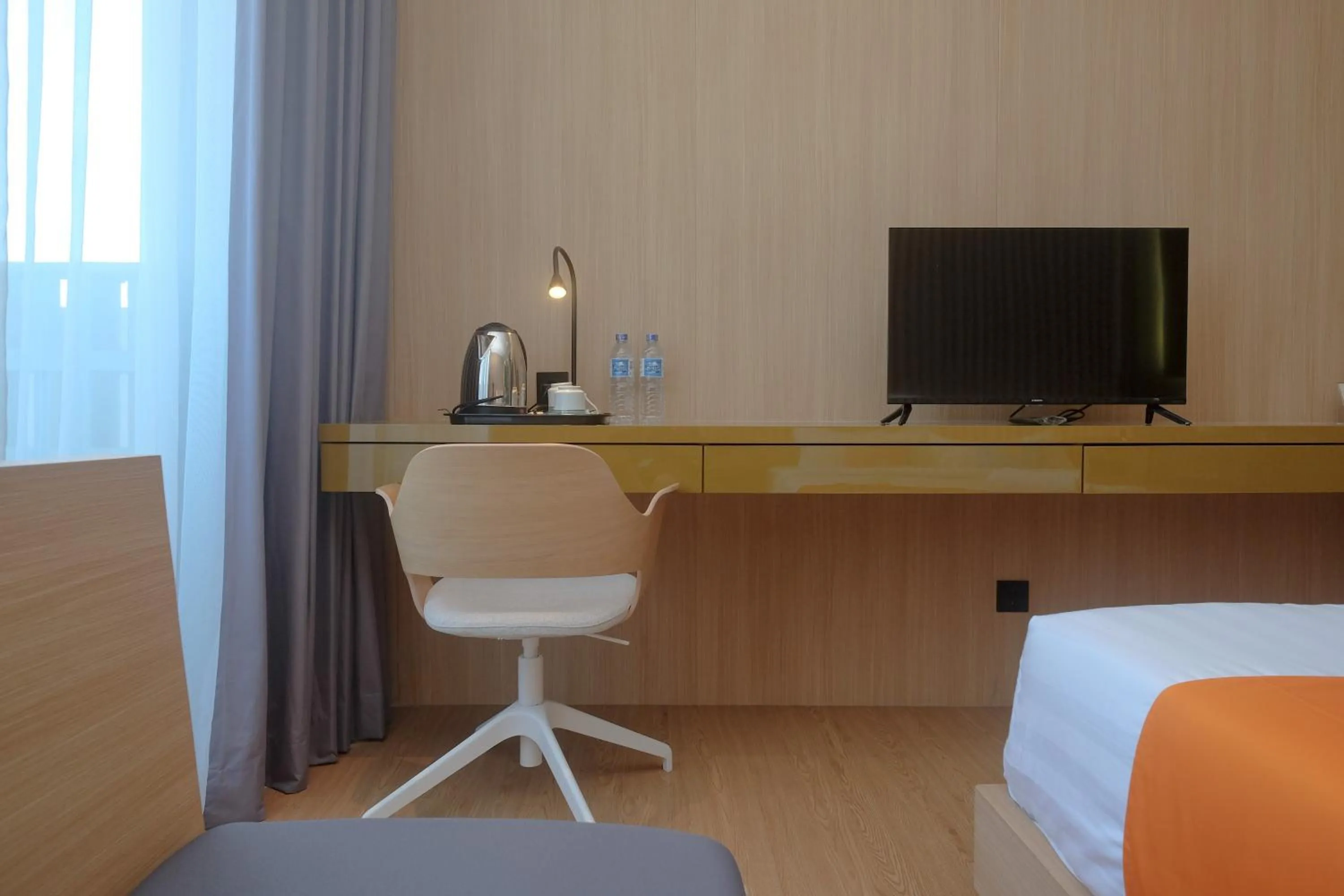 Bed in Sans Hotel RG Living Jogja by RedDoorz