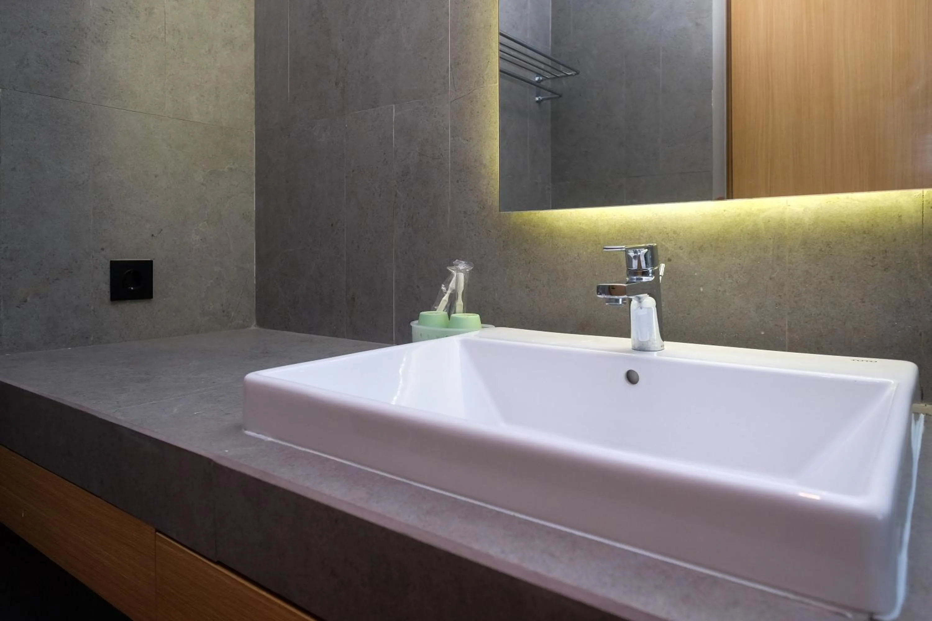 Bathroom in Sans Hotel RG Living Jogja by RedDoorz