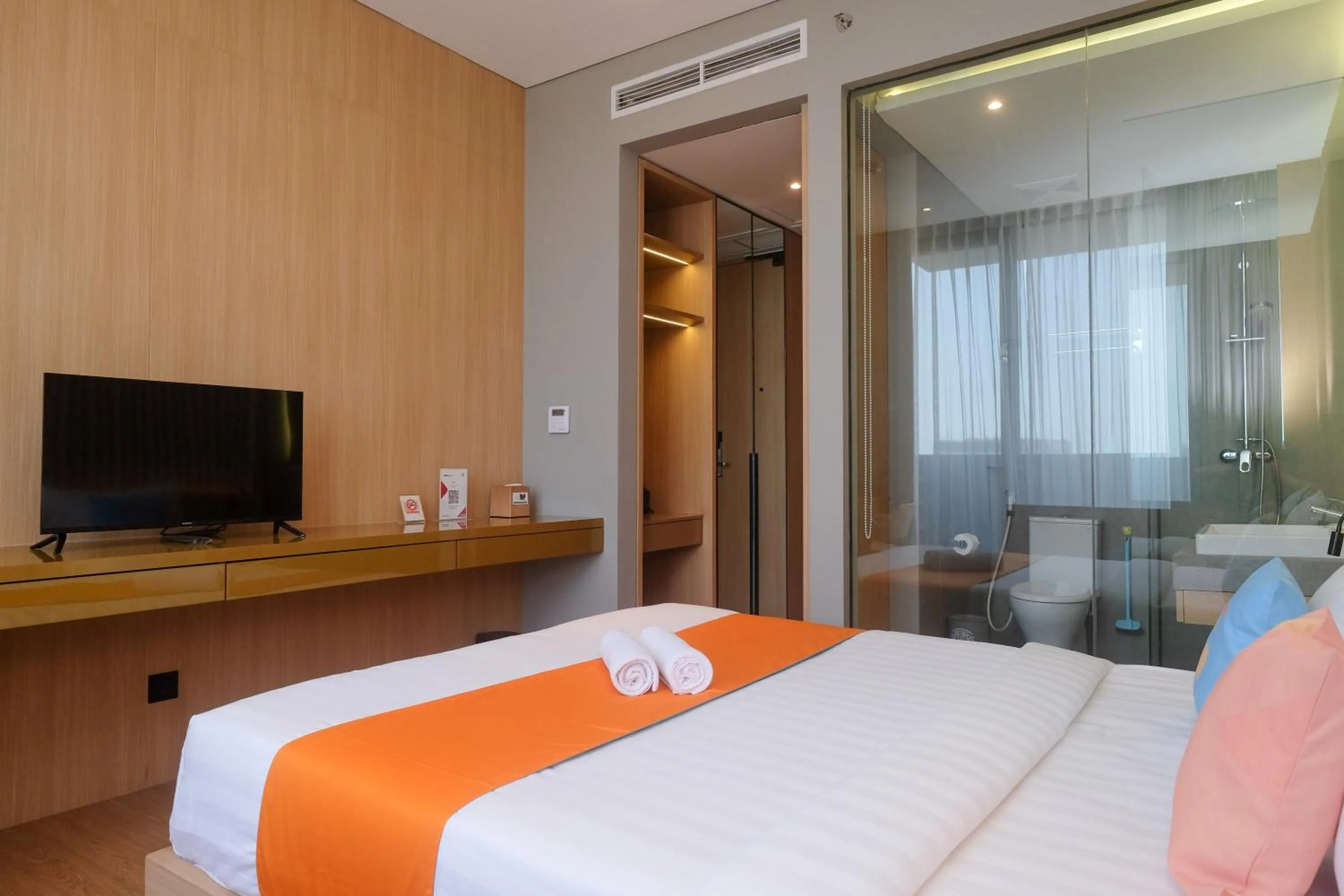 Bed in Sans Hotel RG Living Jogja by RedDoorz