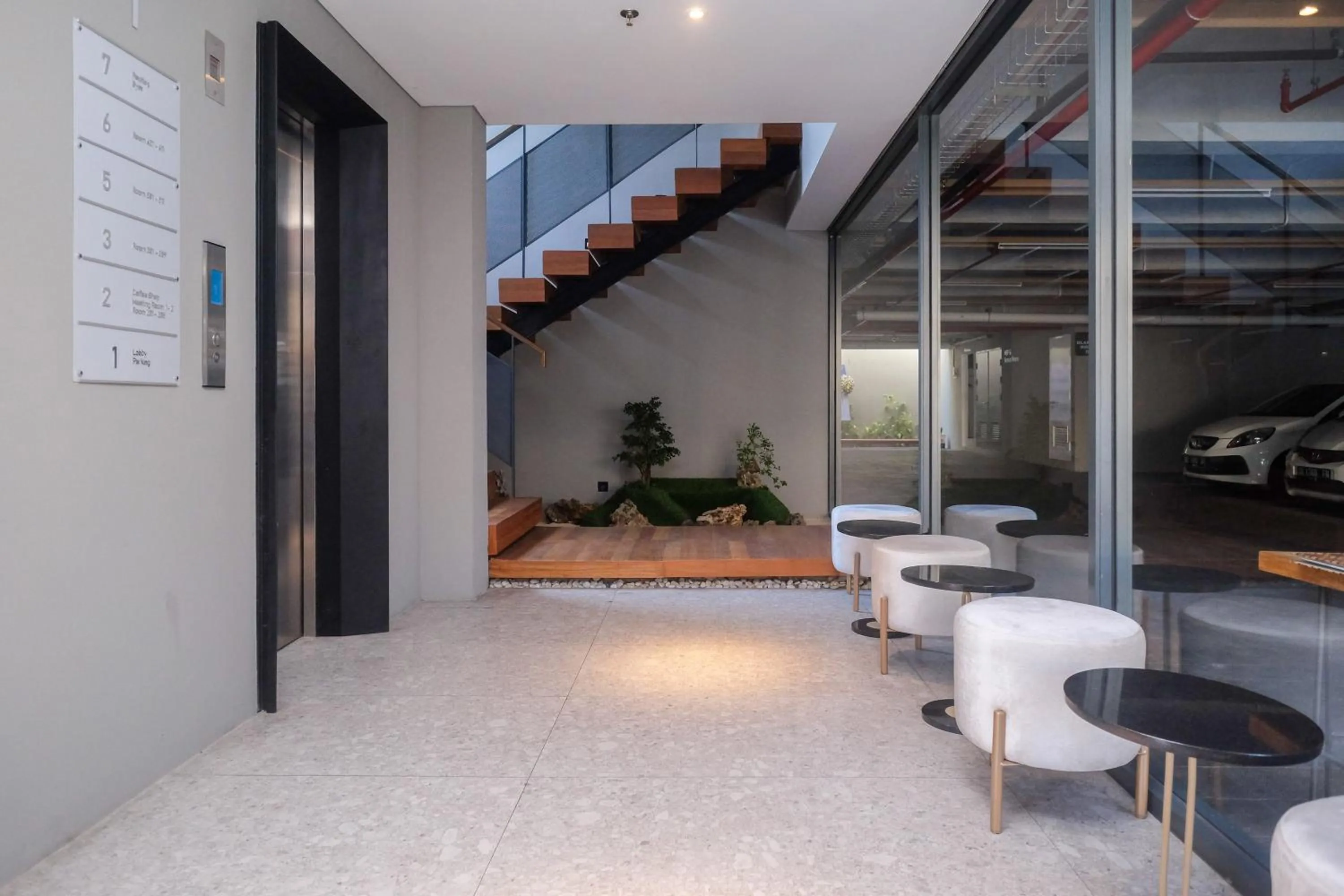 Seating area in Sans Hotel RG Living Jogja by RedDoorz