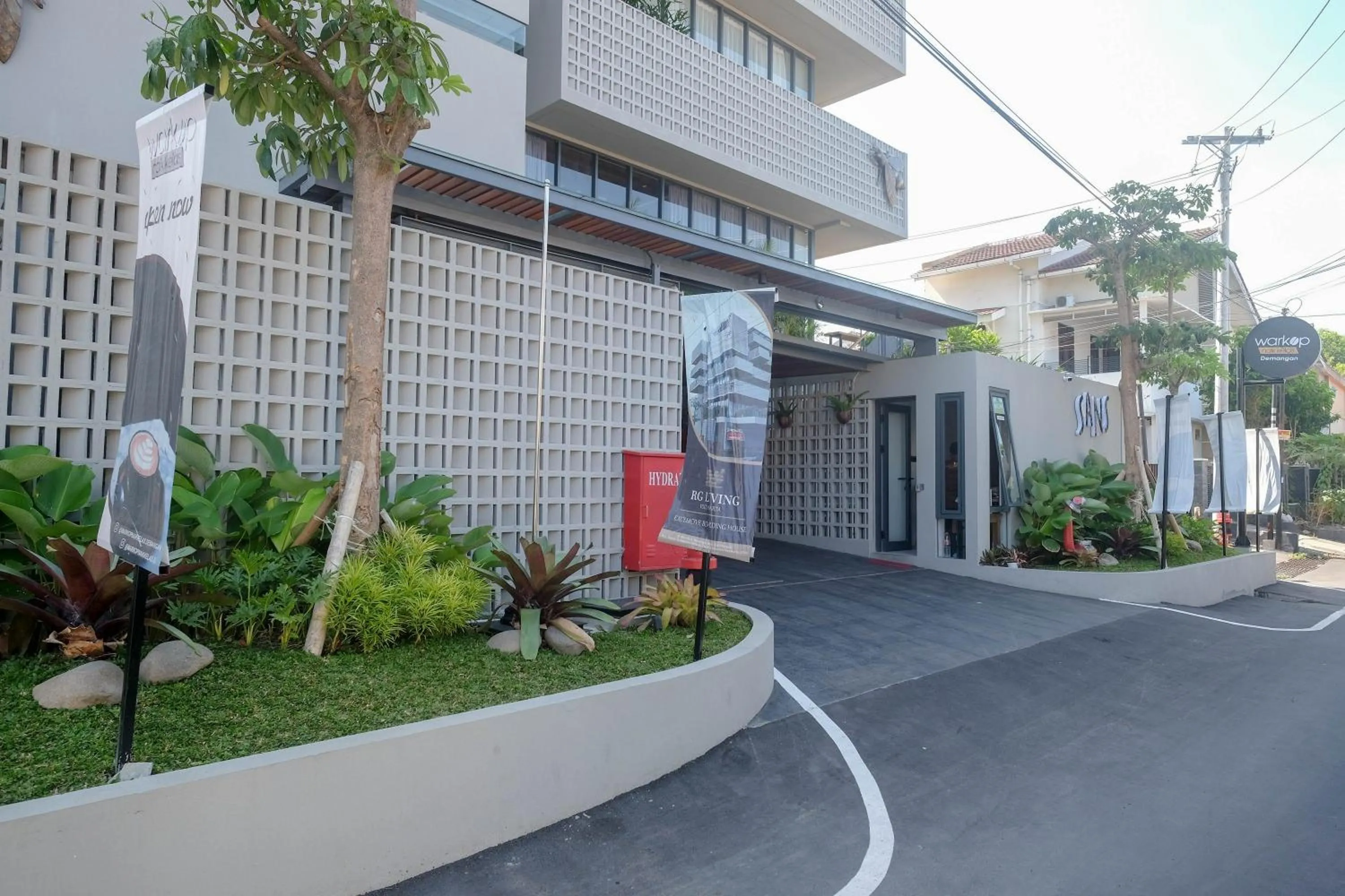 Property building in Sans Hotel RG Living Jogja by RedDoorz