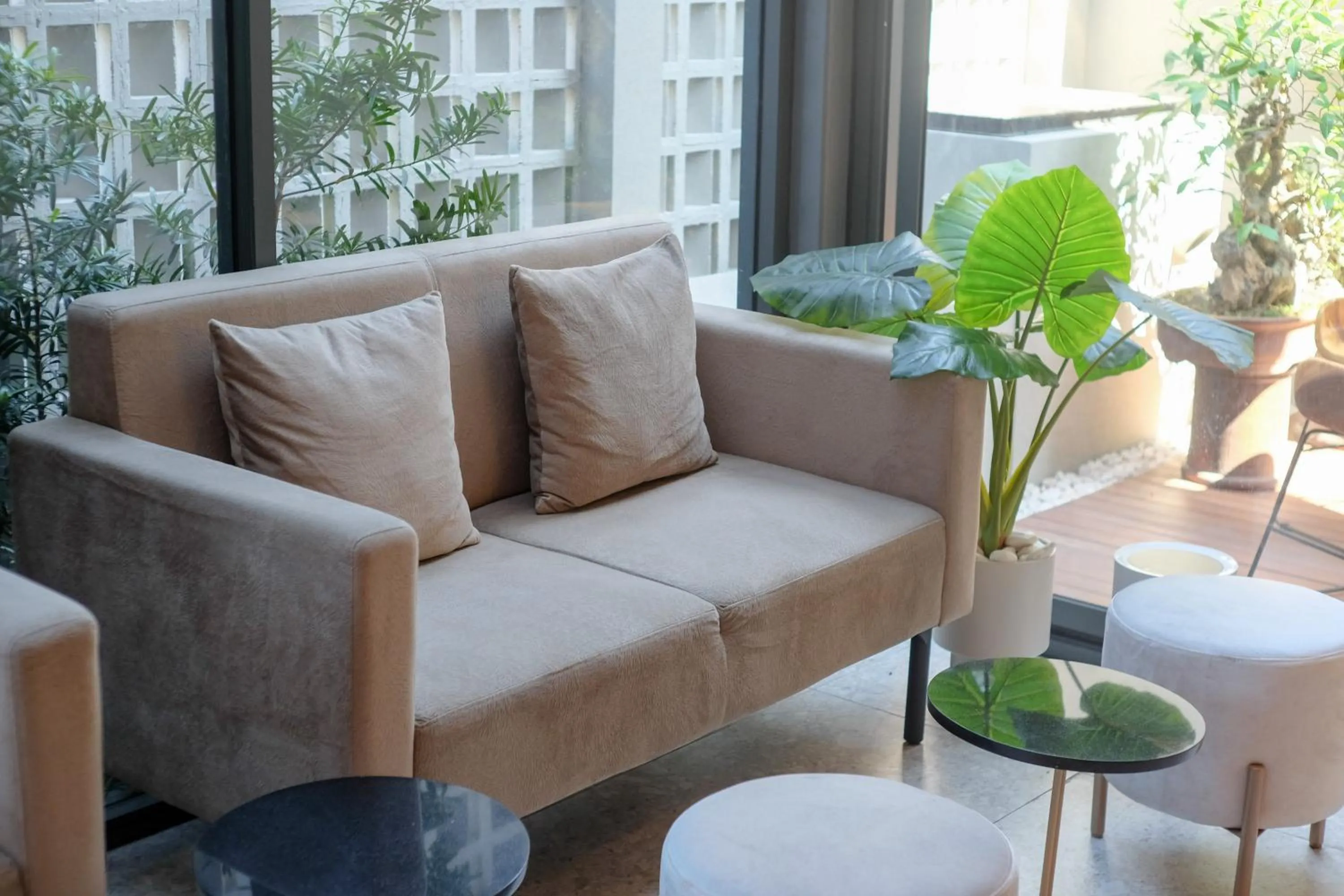 Seating area in Sans Hotel RG Living Jogja by RedDoorz