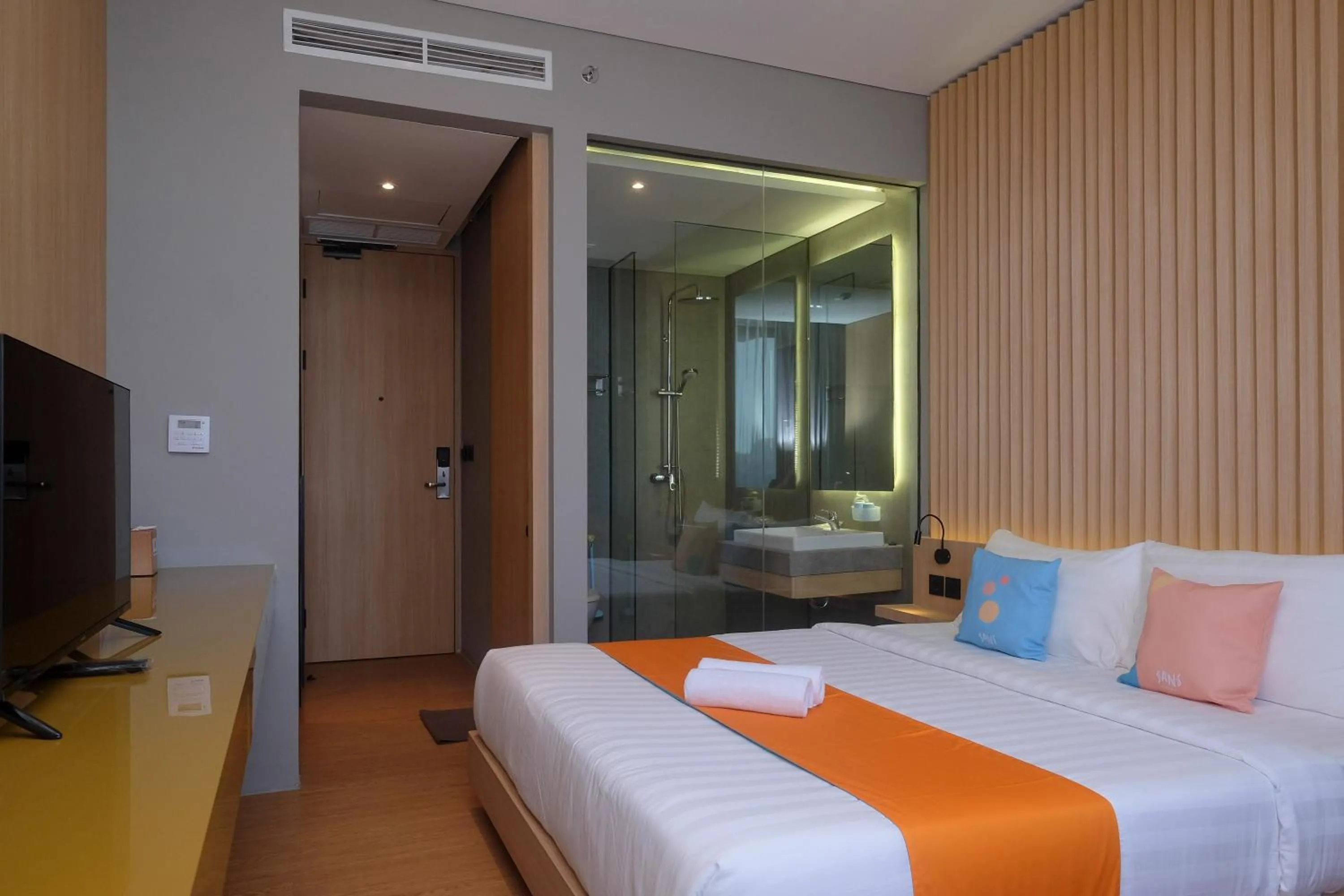 Bed in Sans Hotel RG Living Jogja by RedDoorz