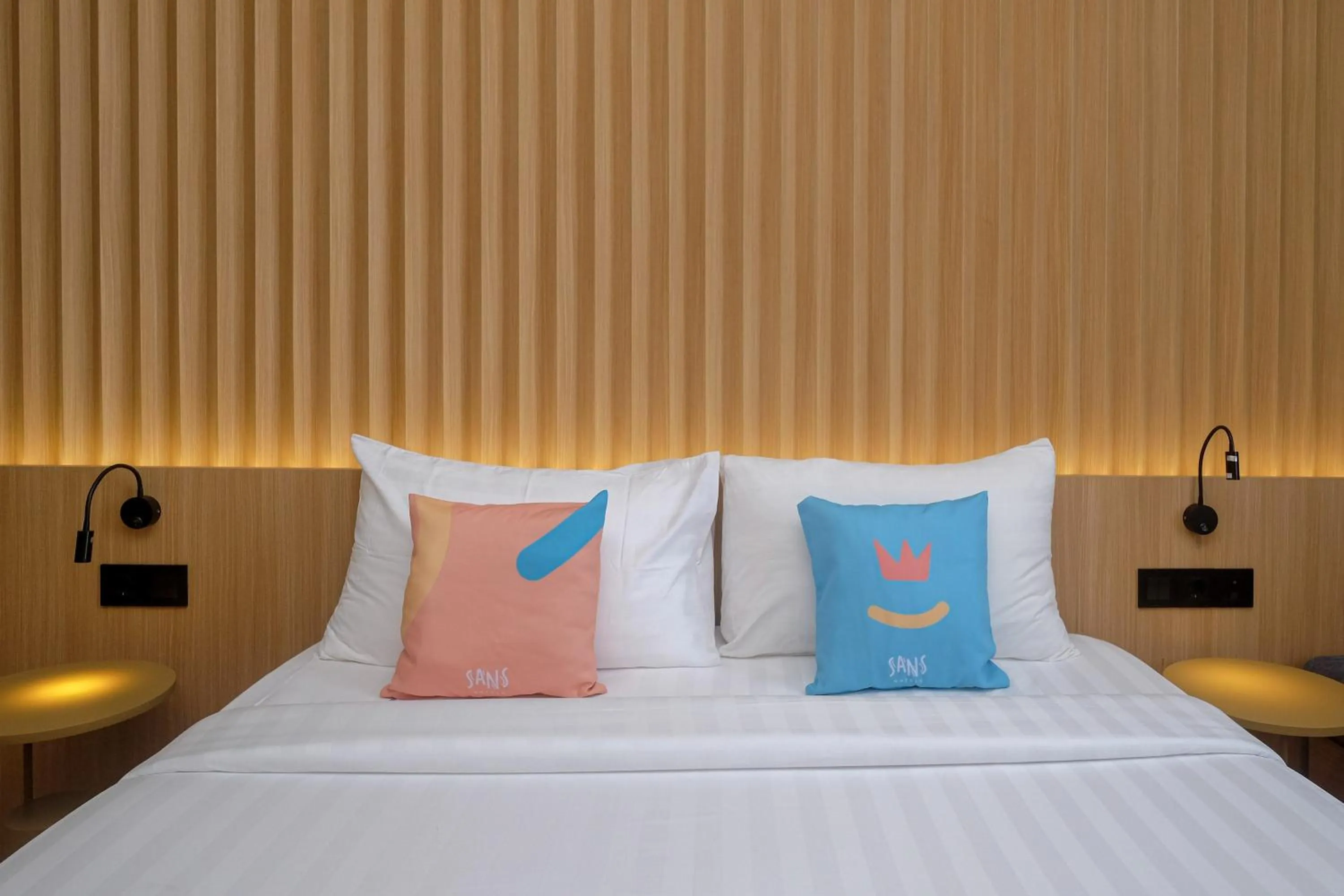 Bed in Sans Hotel RG Living Jogja by RedDoorz