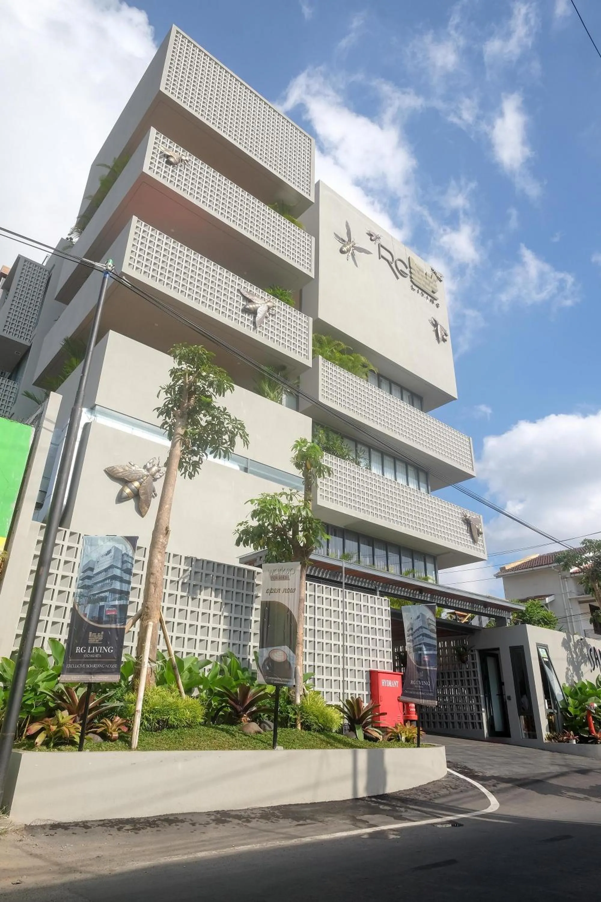 Property building in Sans Hotel RG Living Jogja by RedDoorz