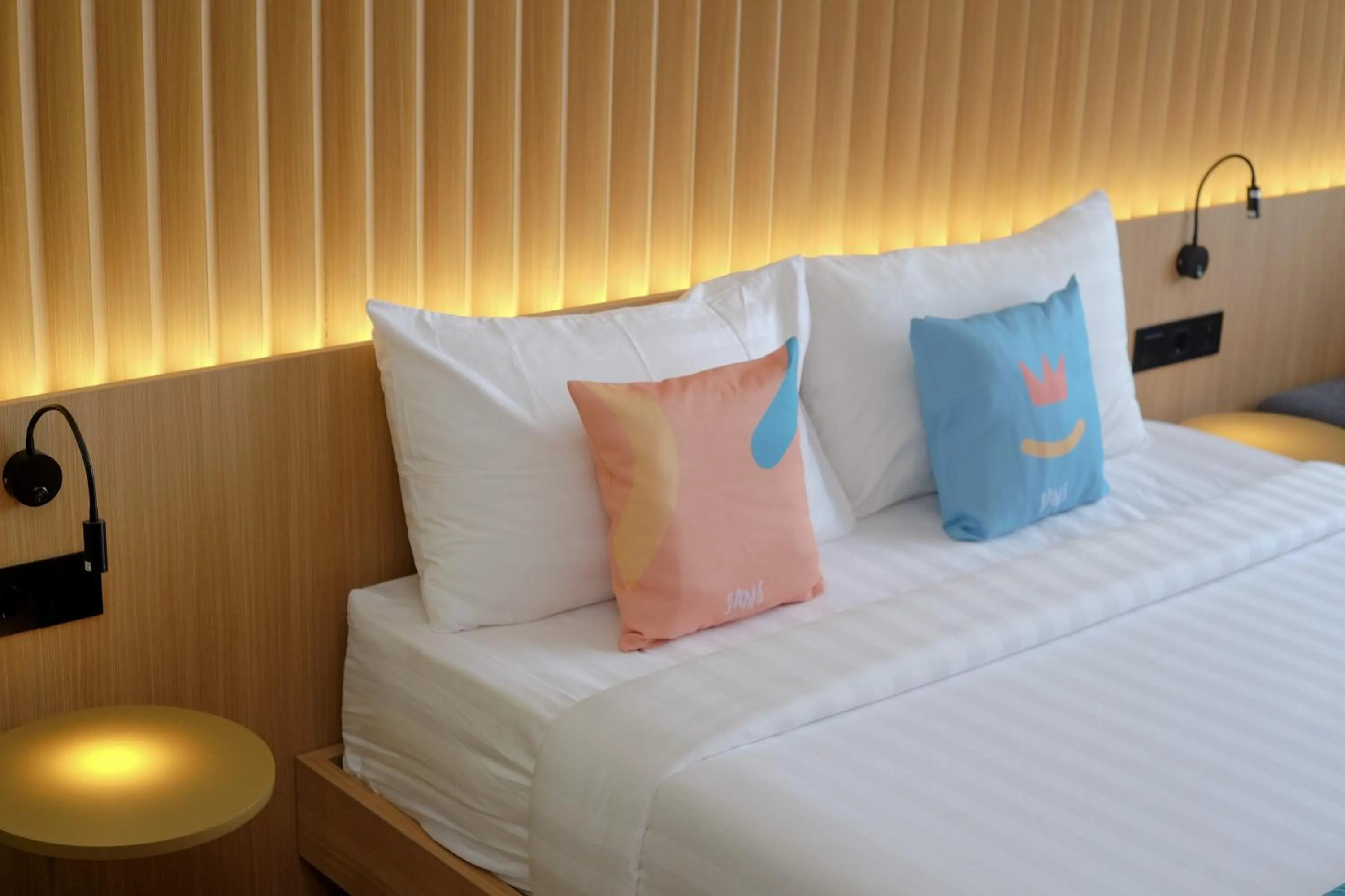 Bed in Sans Hotel RG Living Jogja by RedDoorz