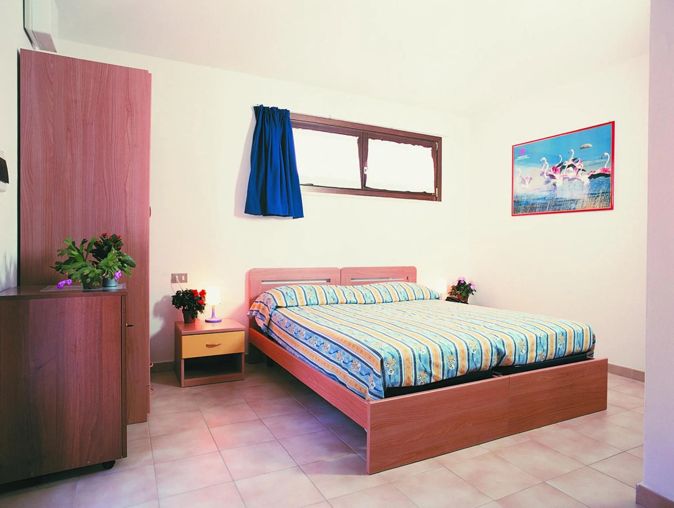 Photo of the whole room, Bed in Spinnaker