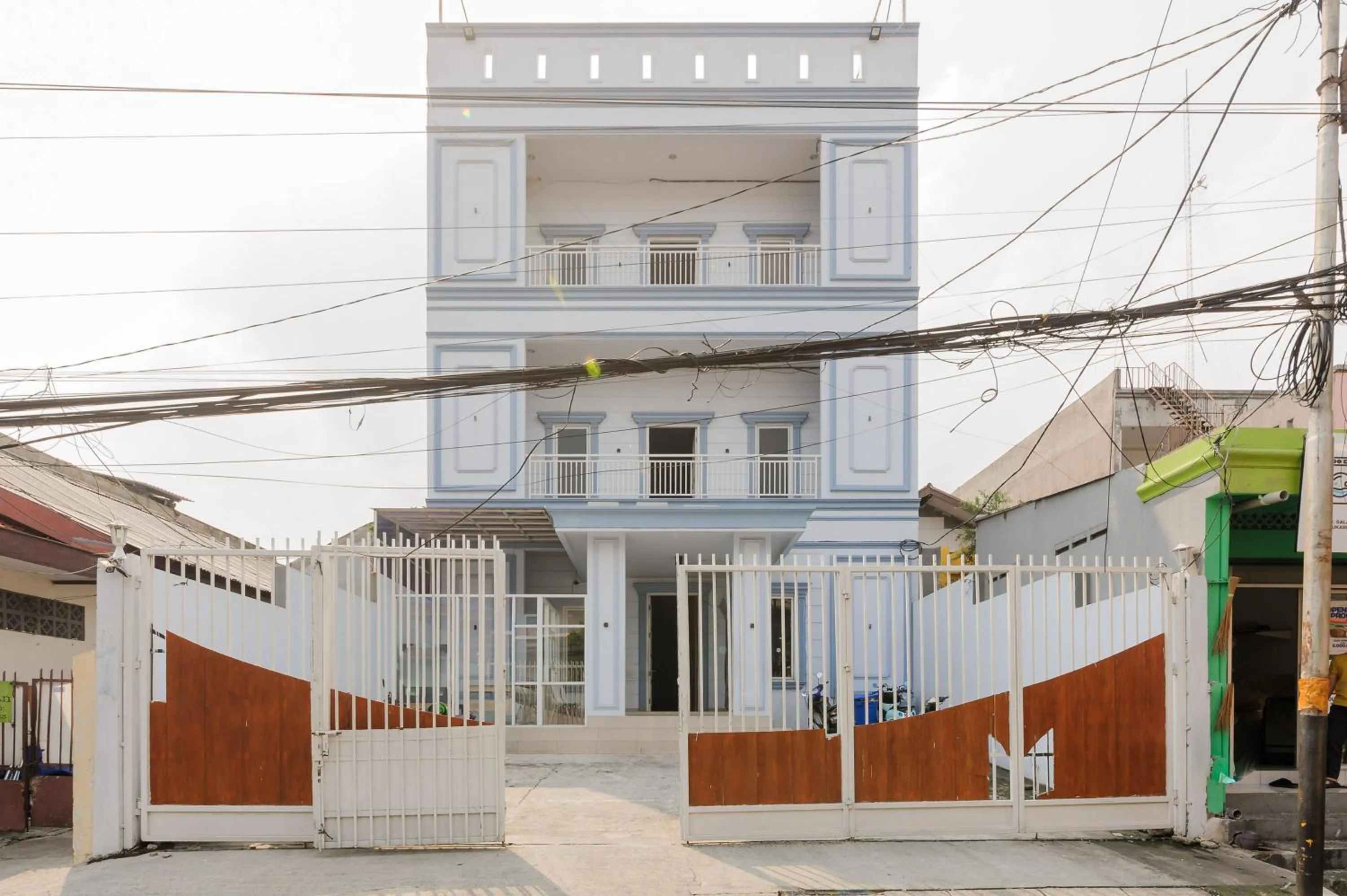 Property building in RedDoorz near Stasiun Palmerah