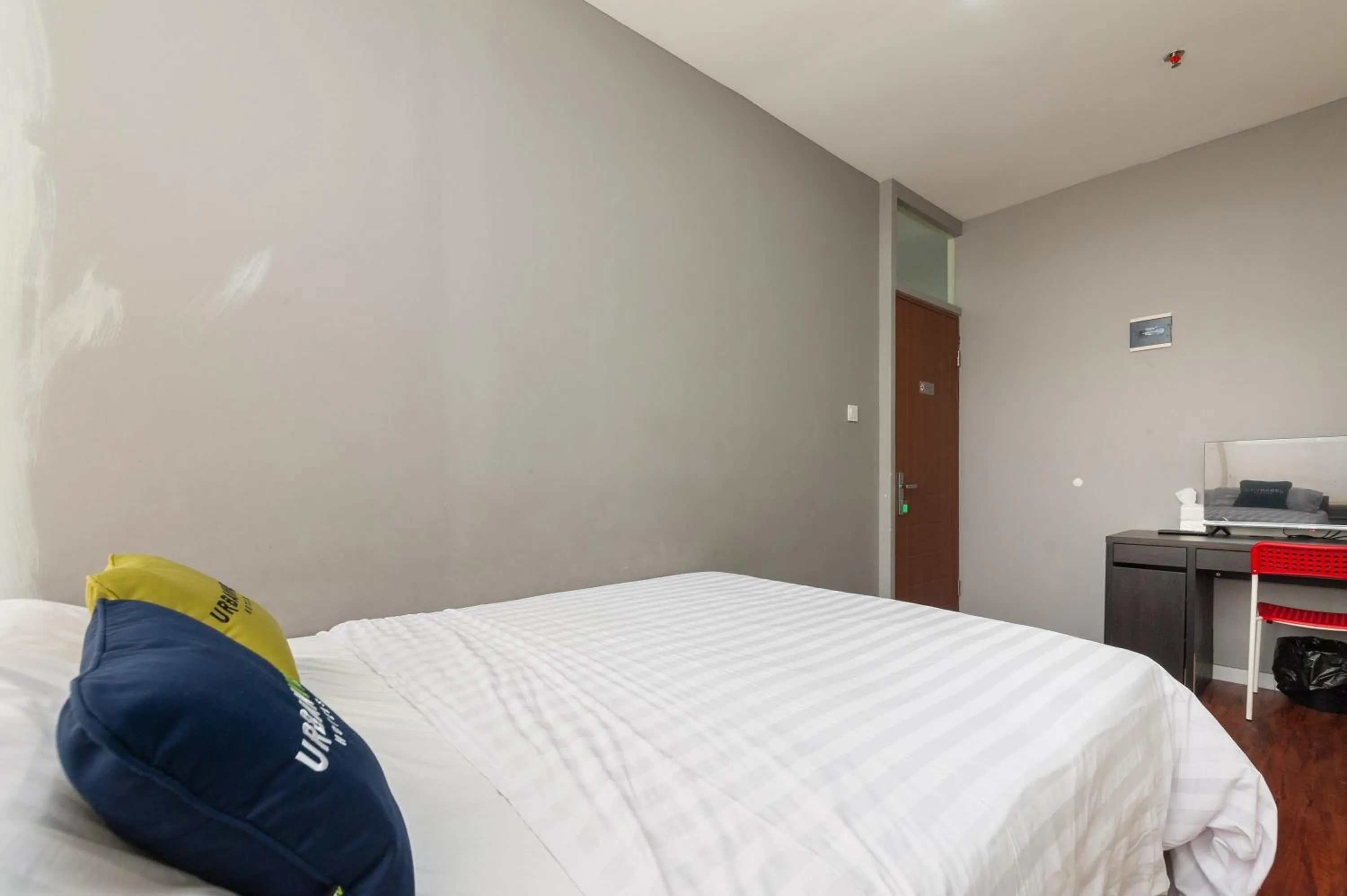 Bed in Urbanview Hotel Ellegan Residence Alam Sutera Serpong