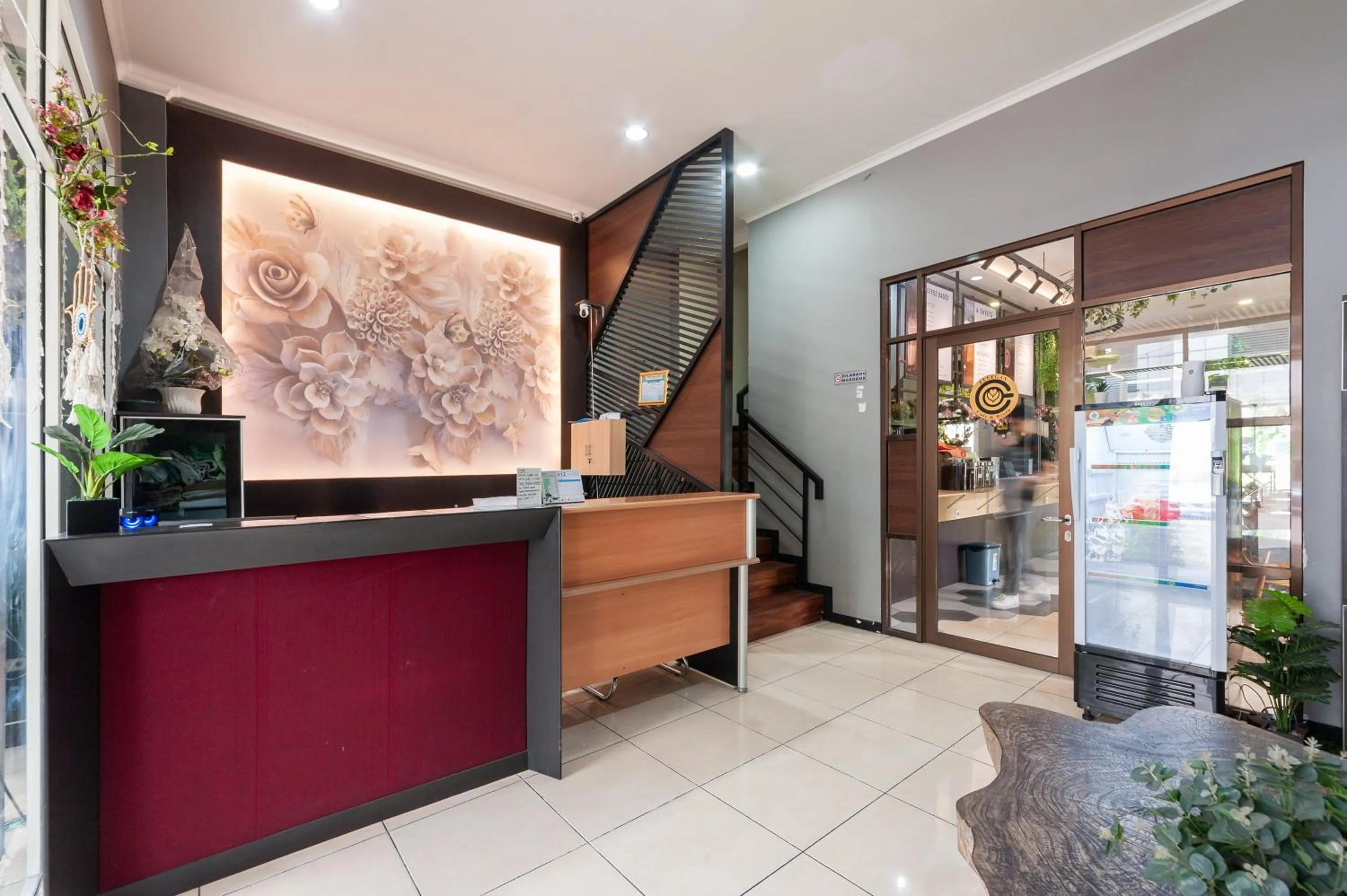 Lobby or reception in Urbanview Hotel Ellegan Residence Alam Sutera Serpong