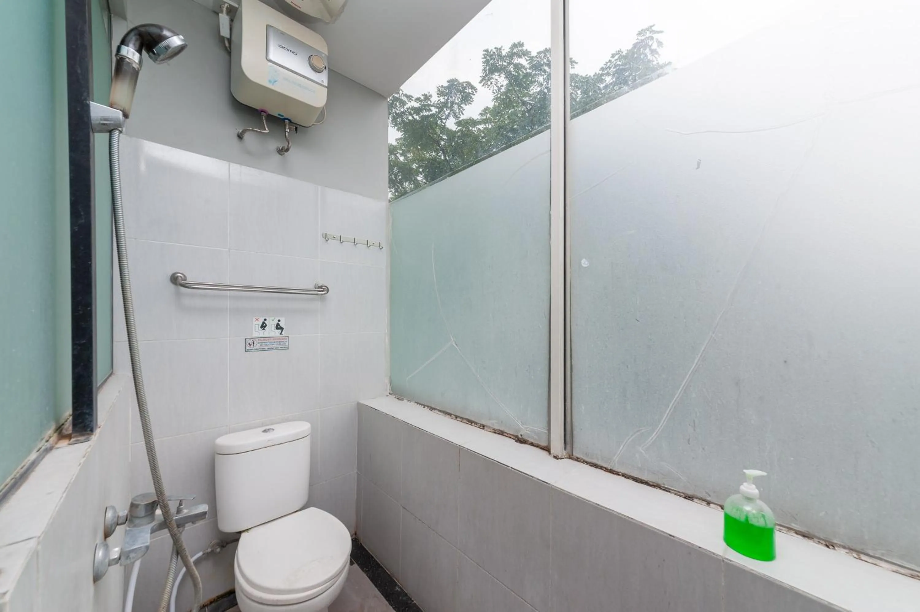 Bathroom in Urbanview Hotel Ellegan Residence Alam Sutera Serpong