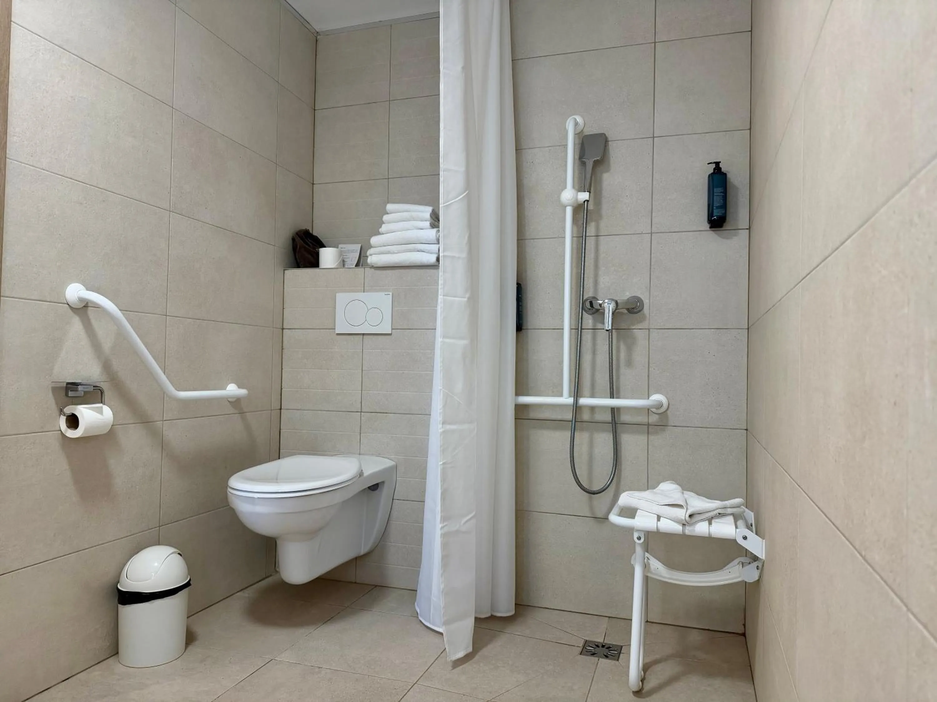 Bathroom in Hôtel Oden Paris Ivry