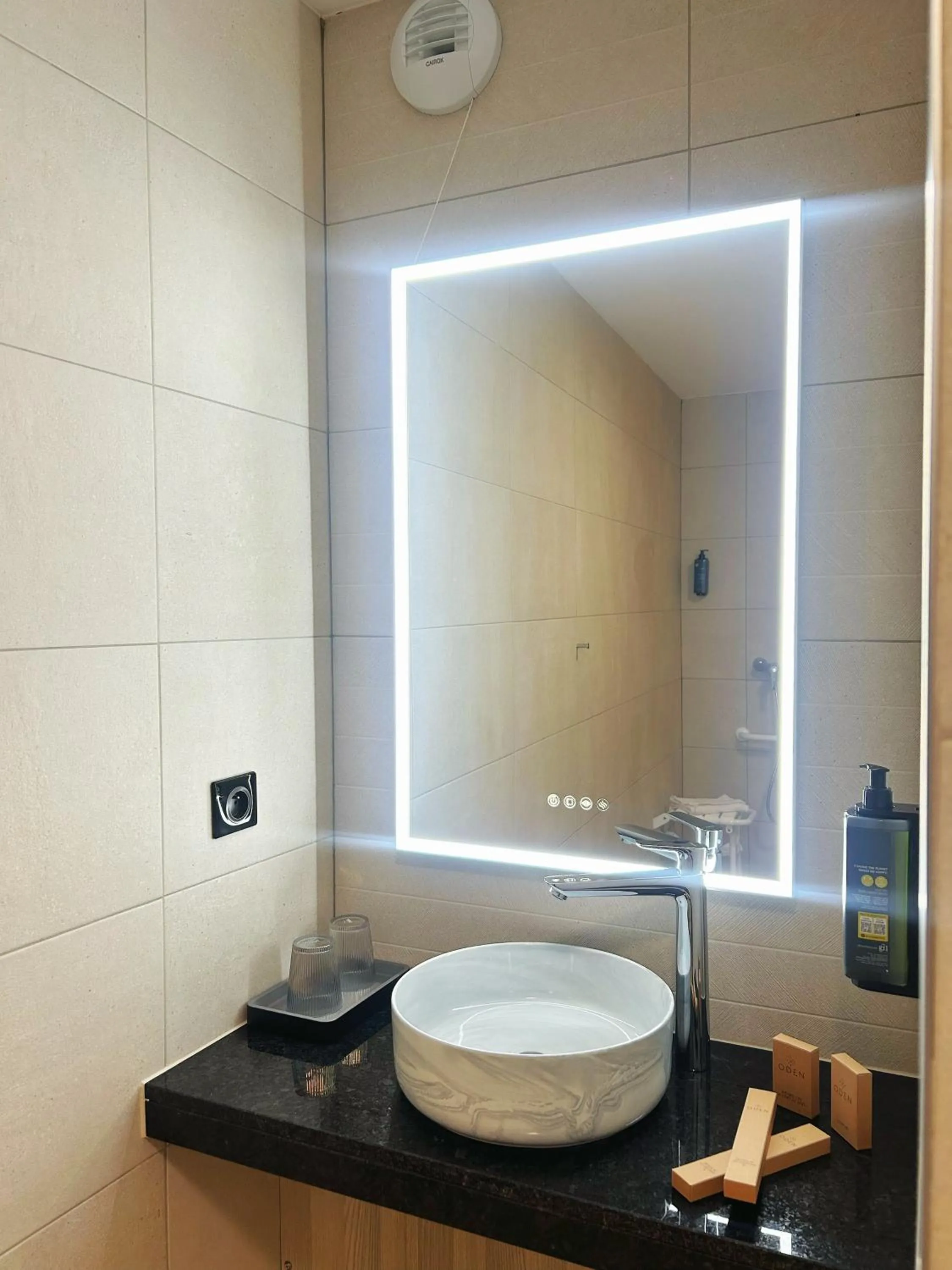 Bathroom in Hôtel Oden Paris Ivry