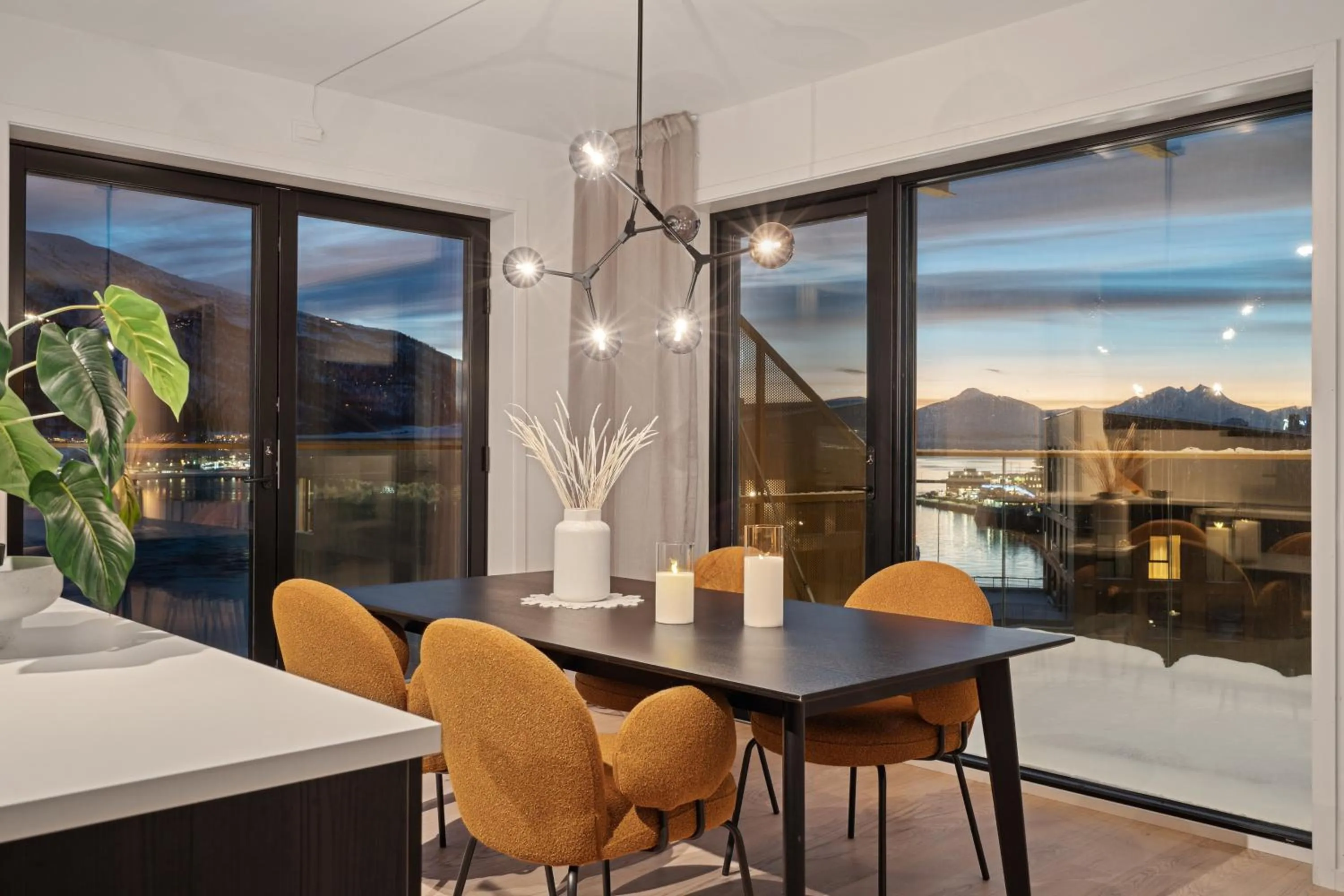 Dining area in TotalApartments Vervet Gjøa