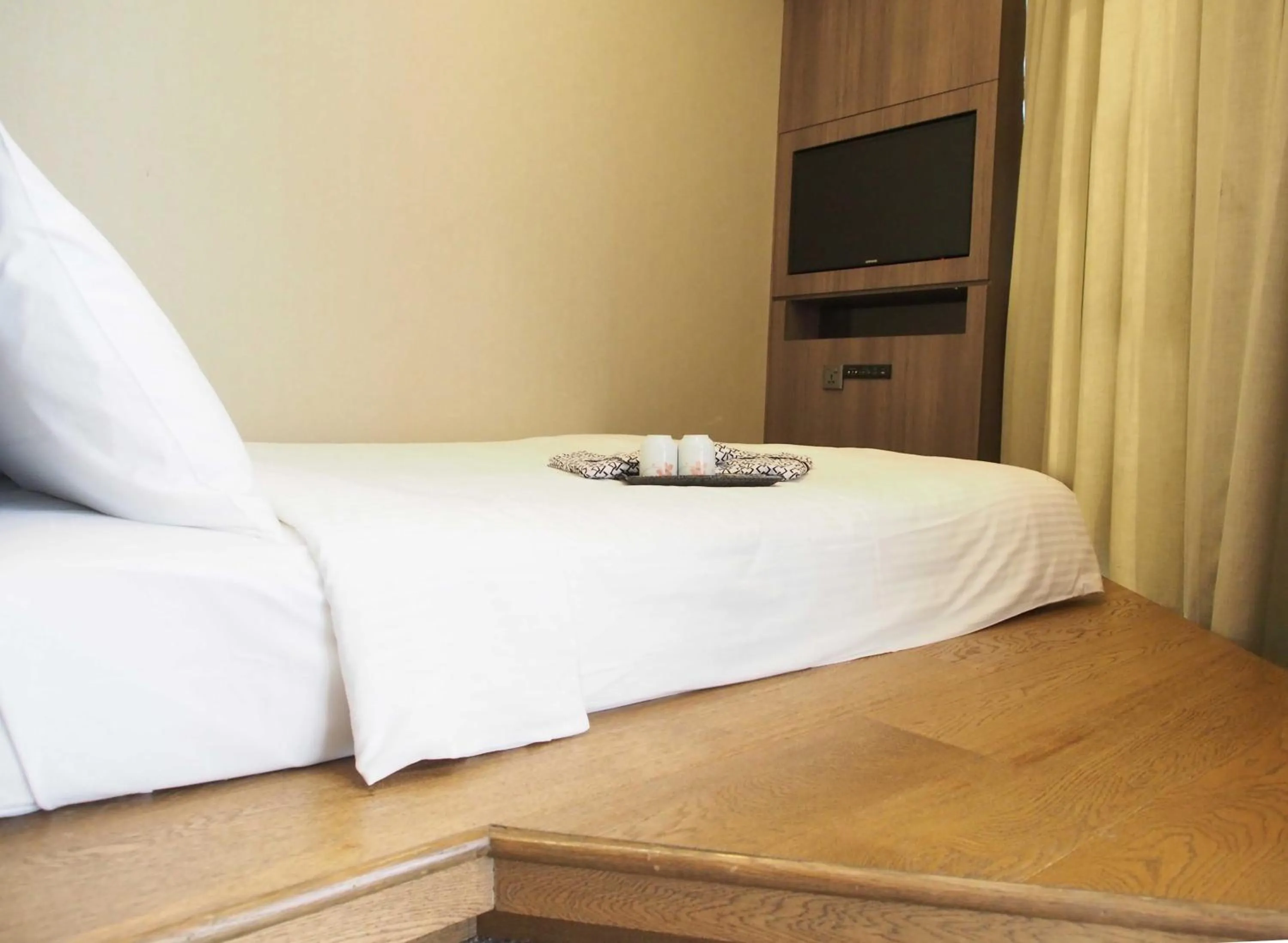 Bed in Amrise Hotel Kitchener