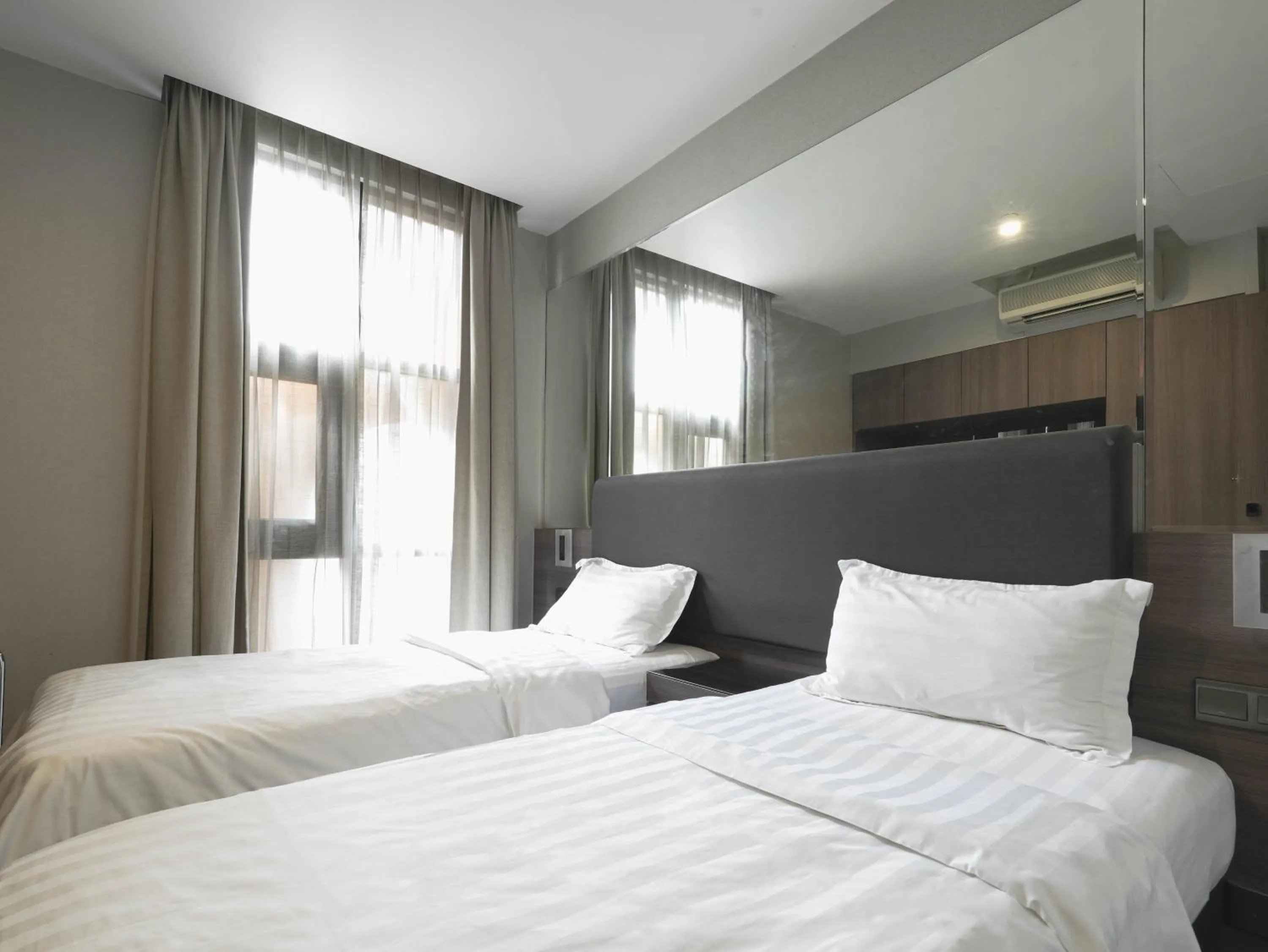 Superior Twin Room in Amrise Hotel Kitchener