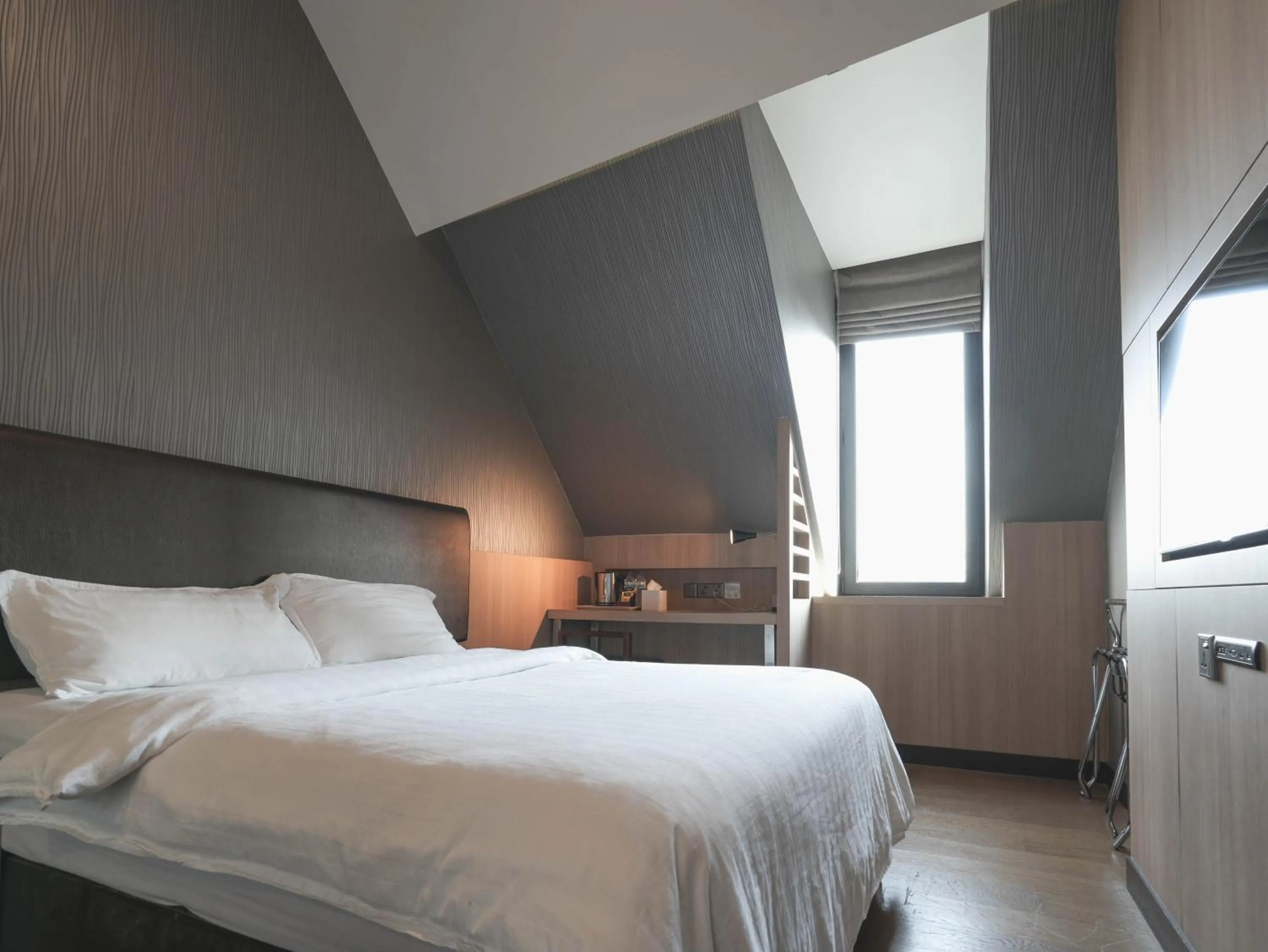 Bed in Amrise Hotel Kitchener