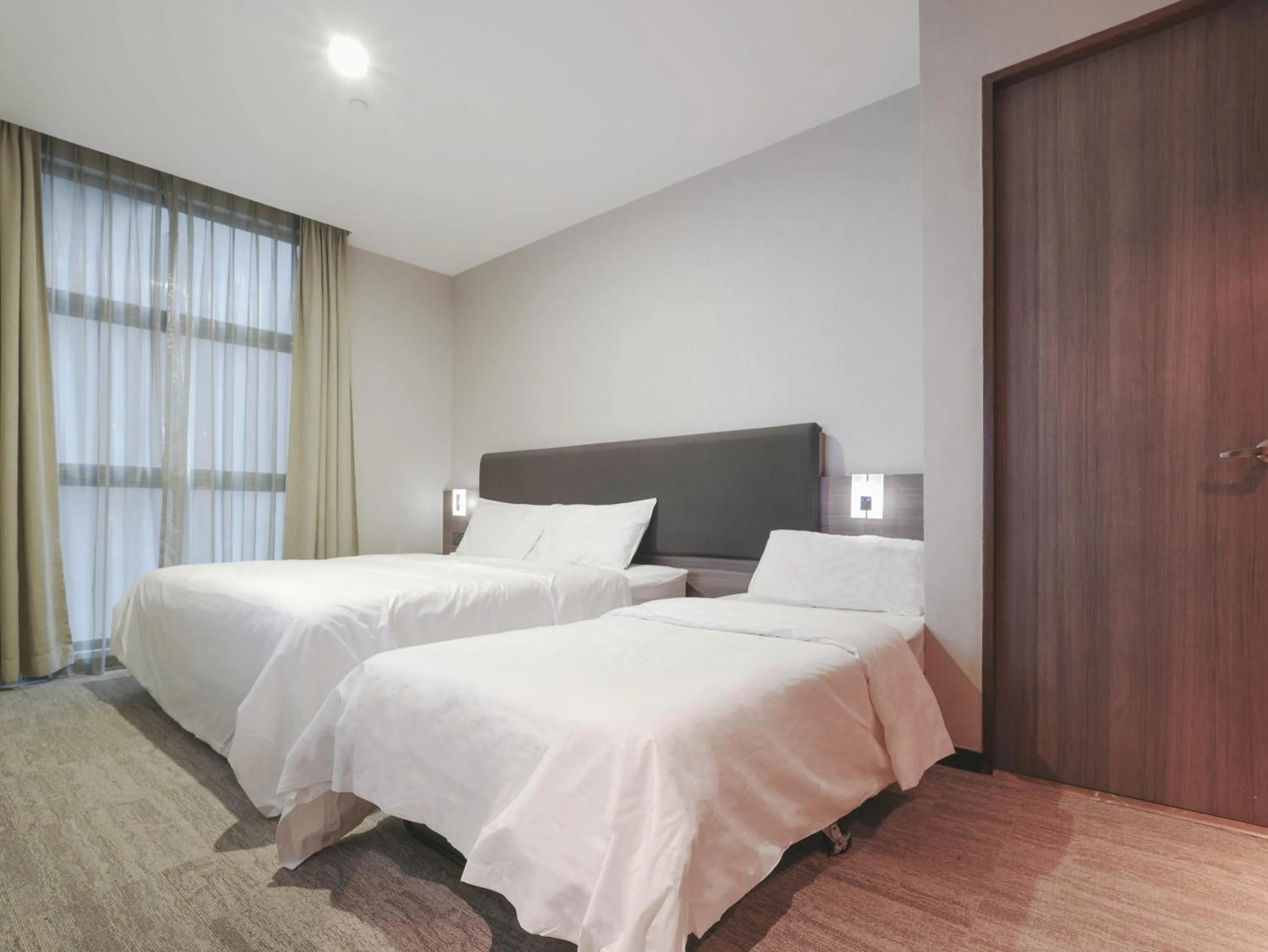 Bed in Amrise Hotel Kitchener