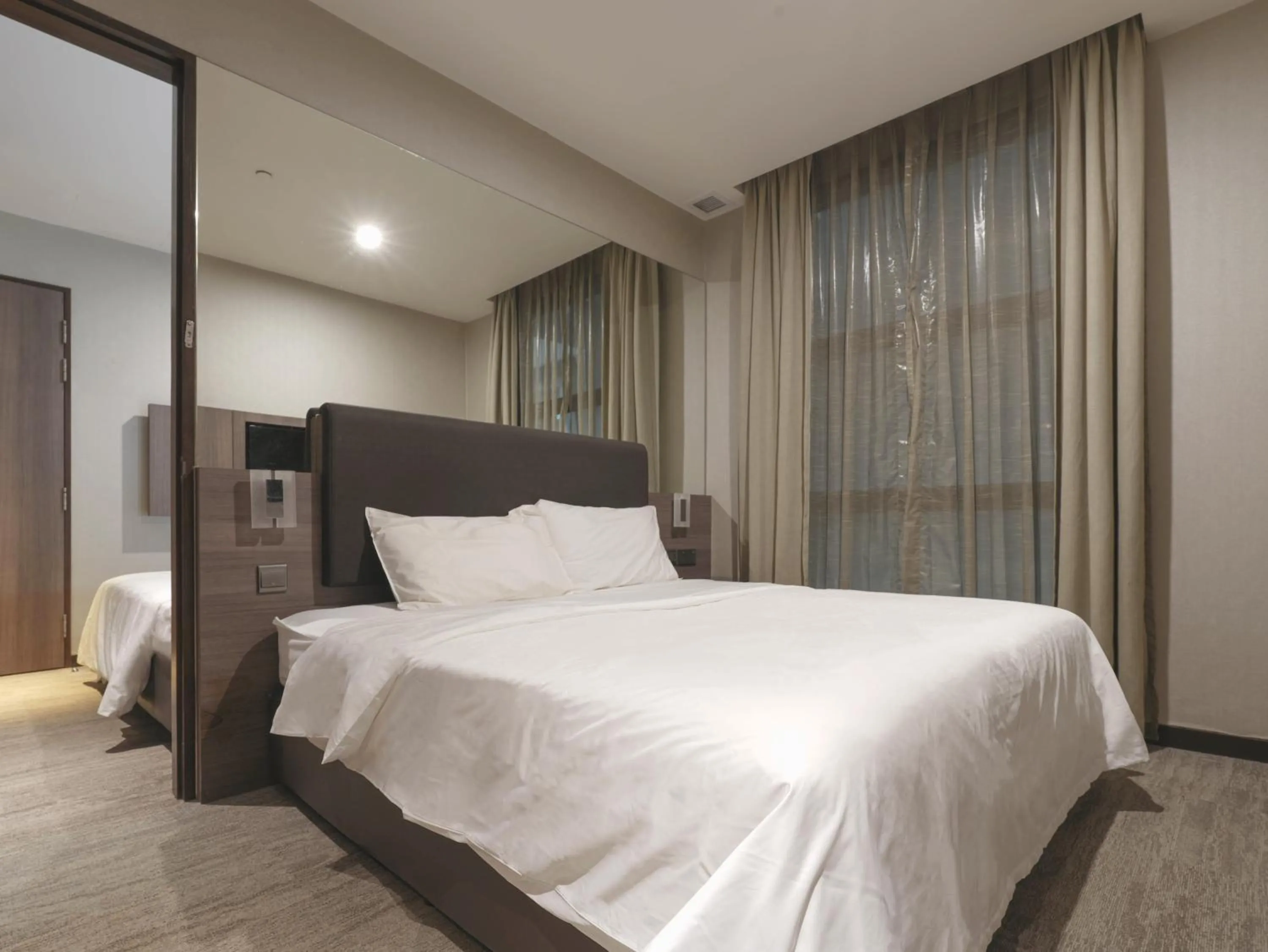 Bed in Amrise Hotel Kitchener