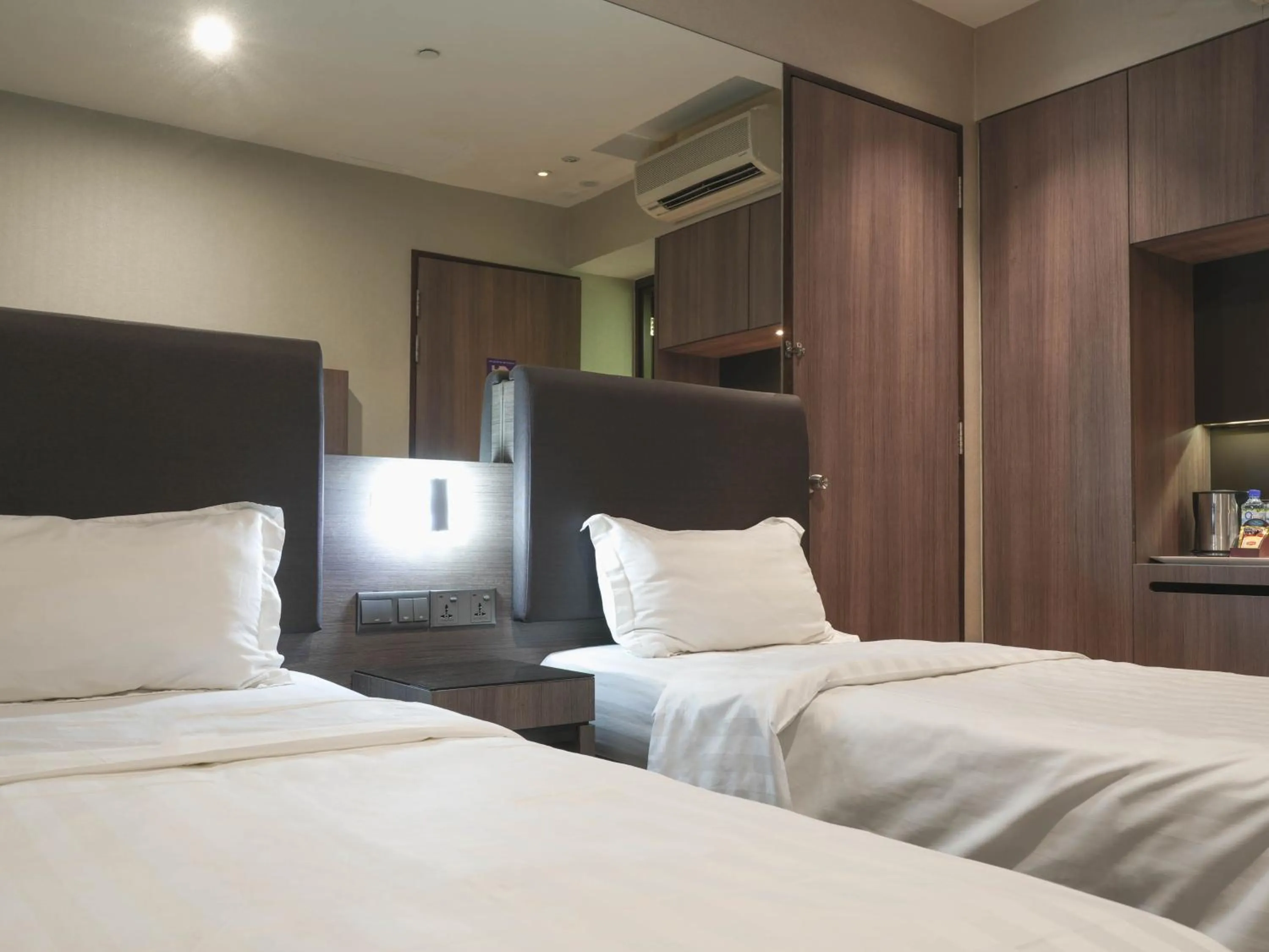 Bed in Amrise Hotel Kitchener