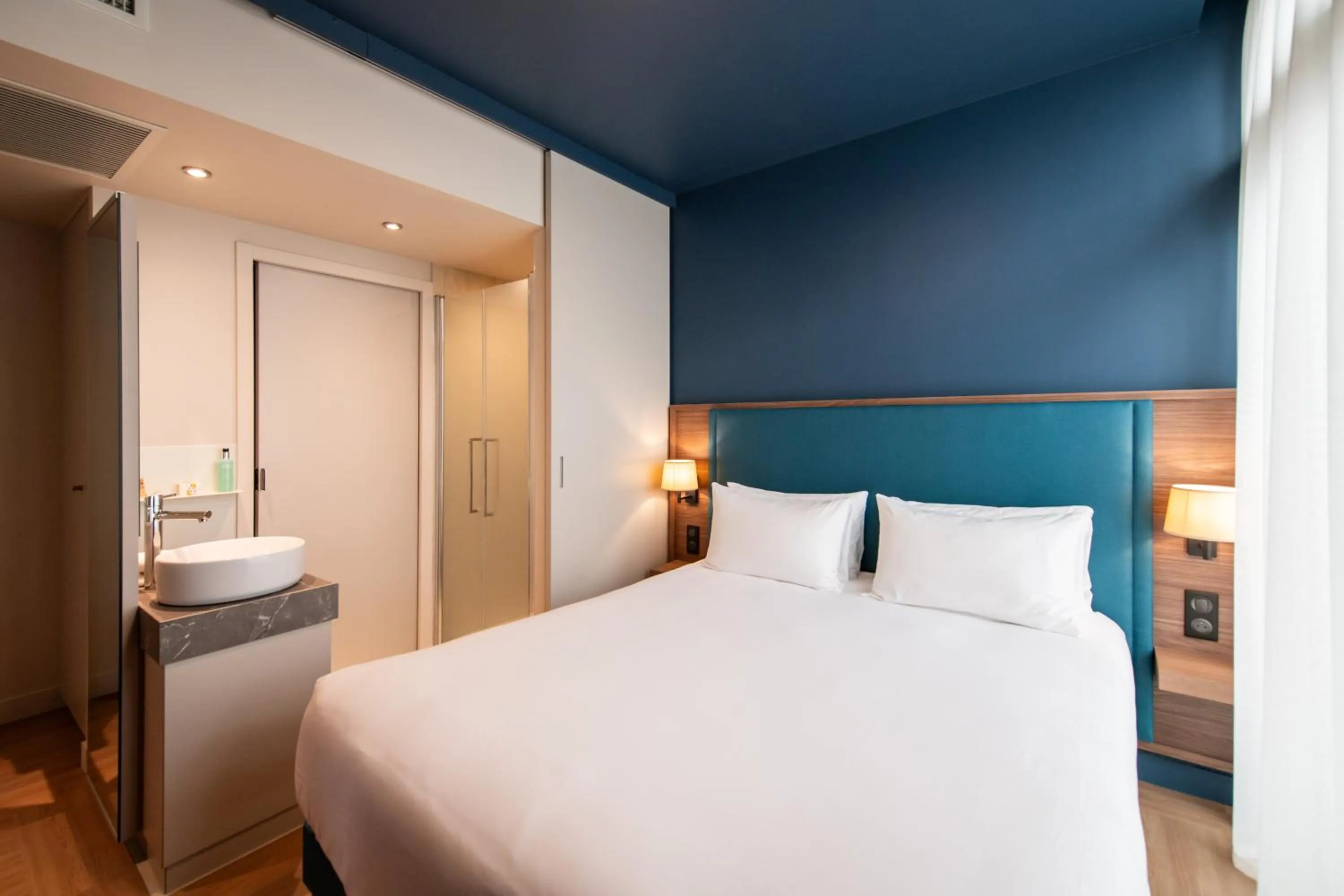 Bed in Hôtel de la Cité