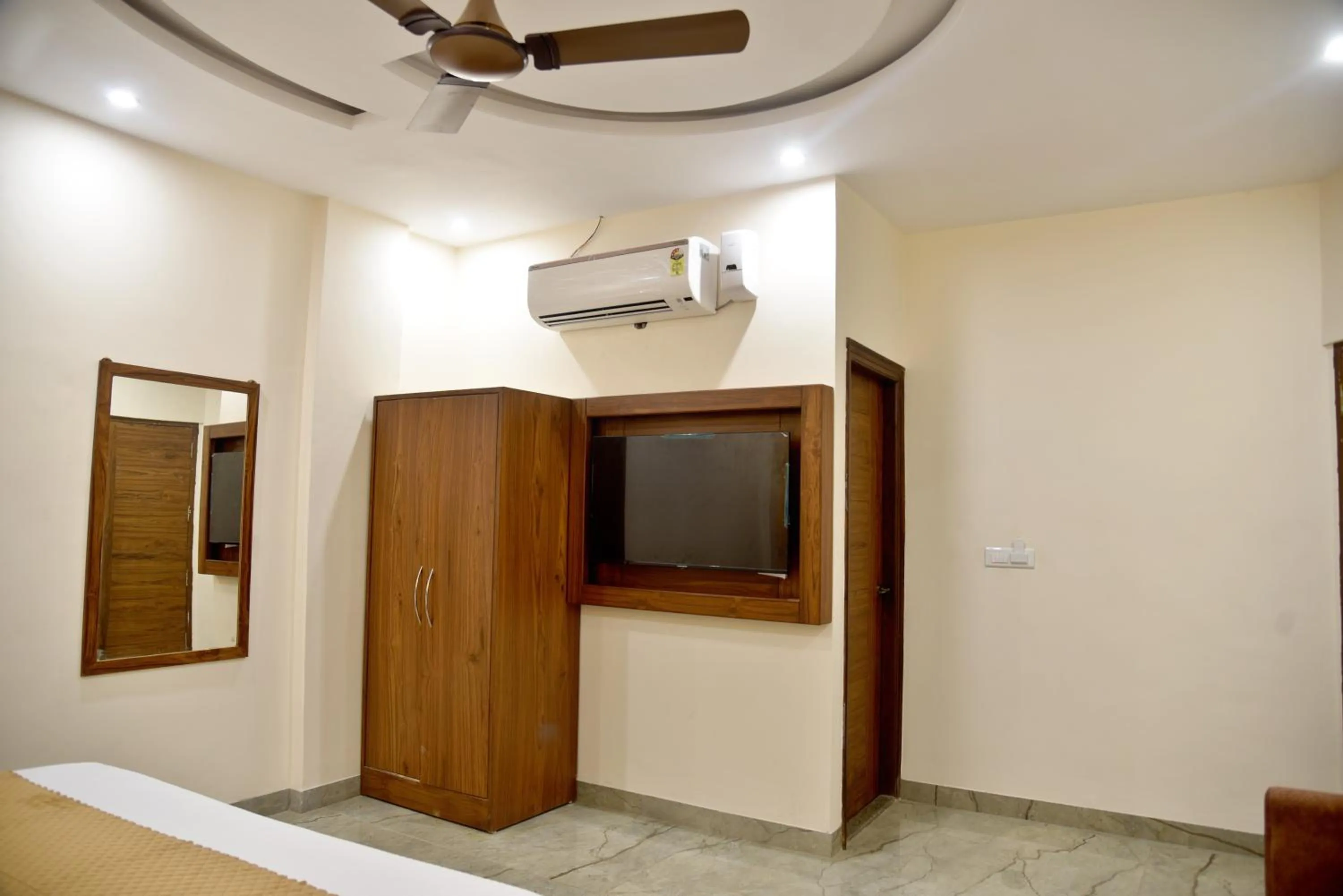 TV/Entertainment Center in HOTEL AROMA CROWN