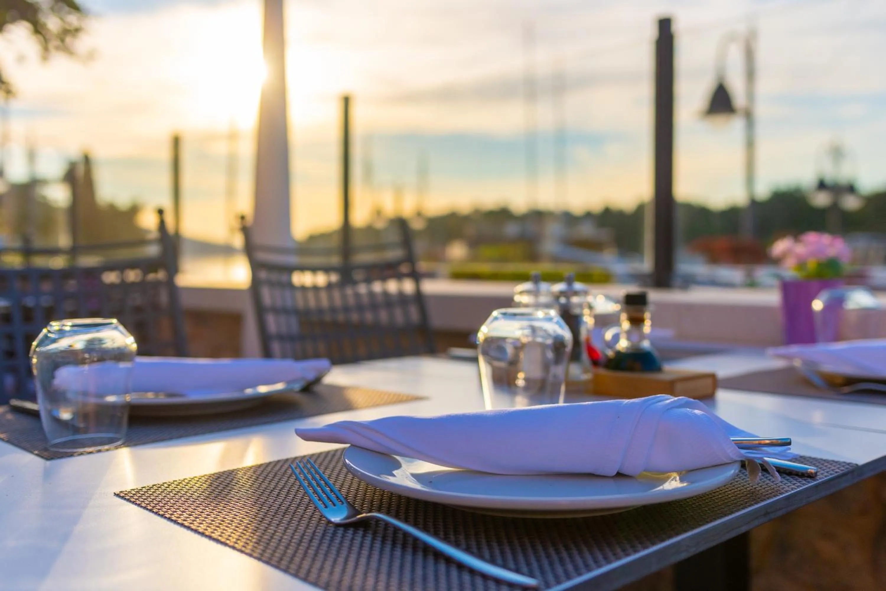 Restaurant/places to eat in B&B Heritage Villa Apolon