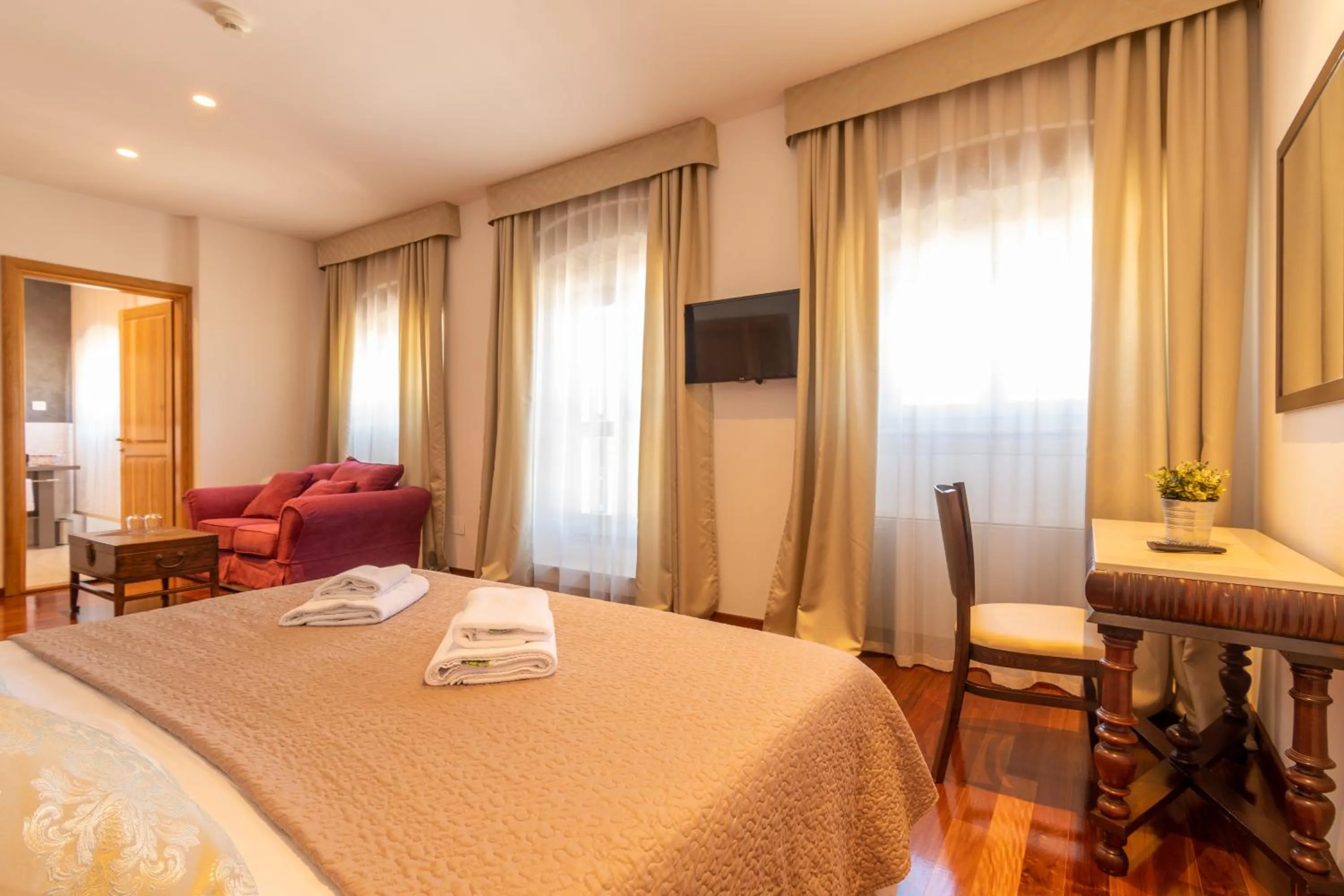 Photo of the whole room, Bed in B&B Heritage Villa Apolon