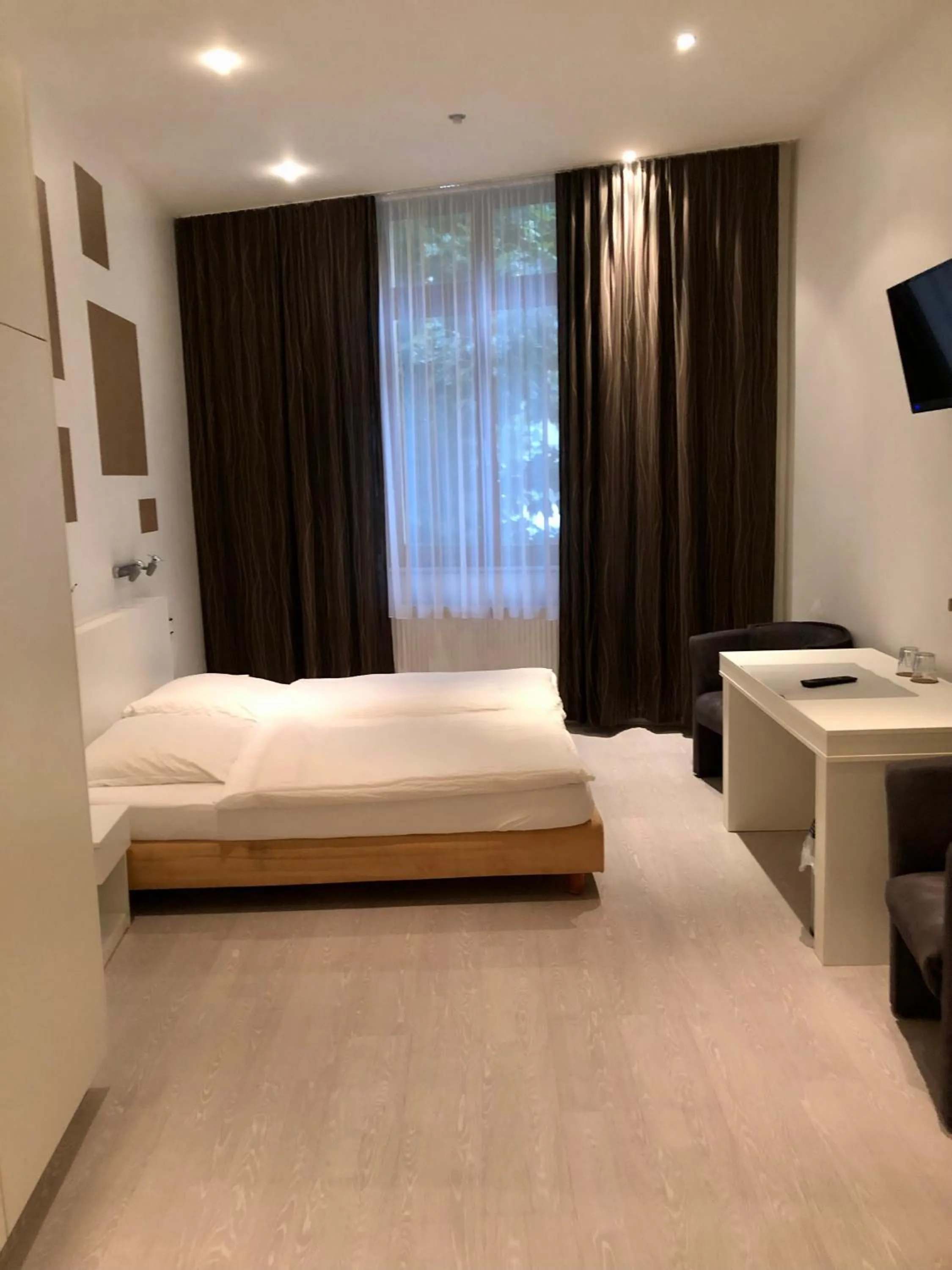 Photo of the whole room, Bed in Hotel am Bahnhof