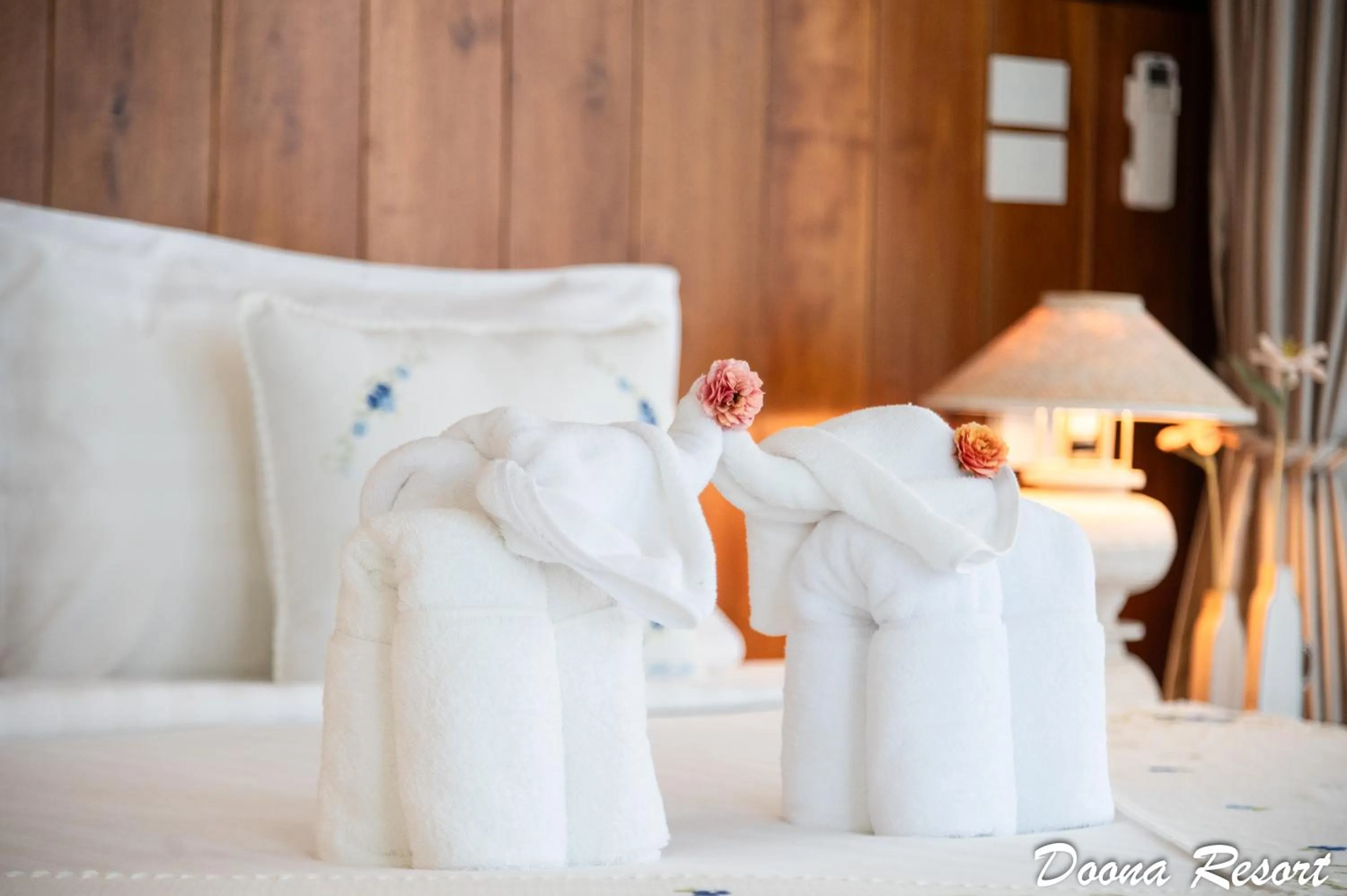 towels, Bed in DooNa Resort แลภูดูนา