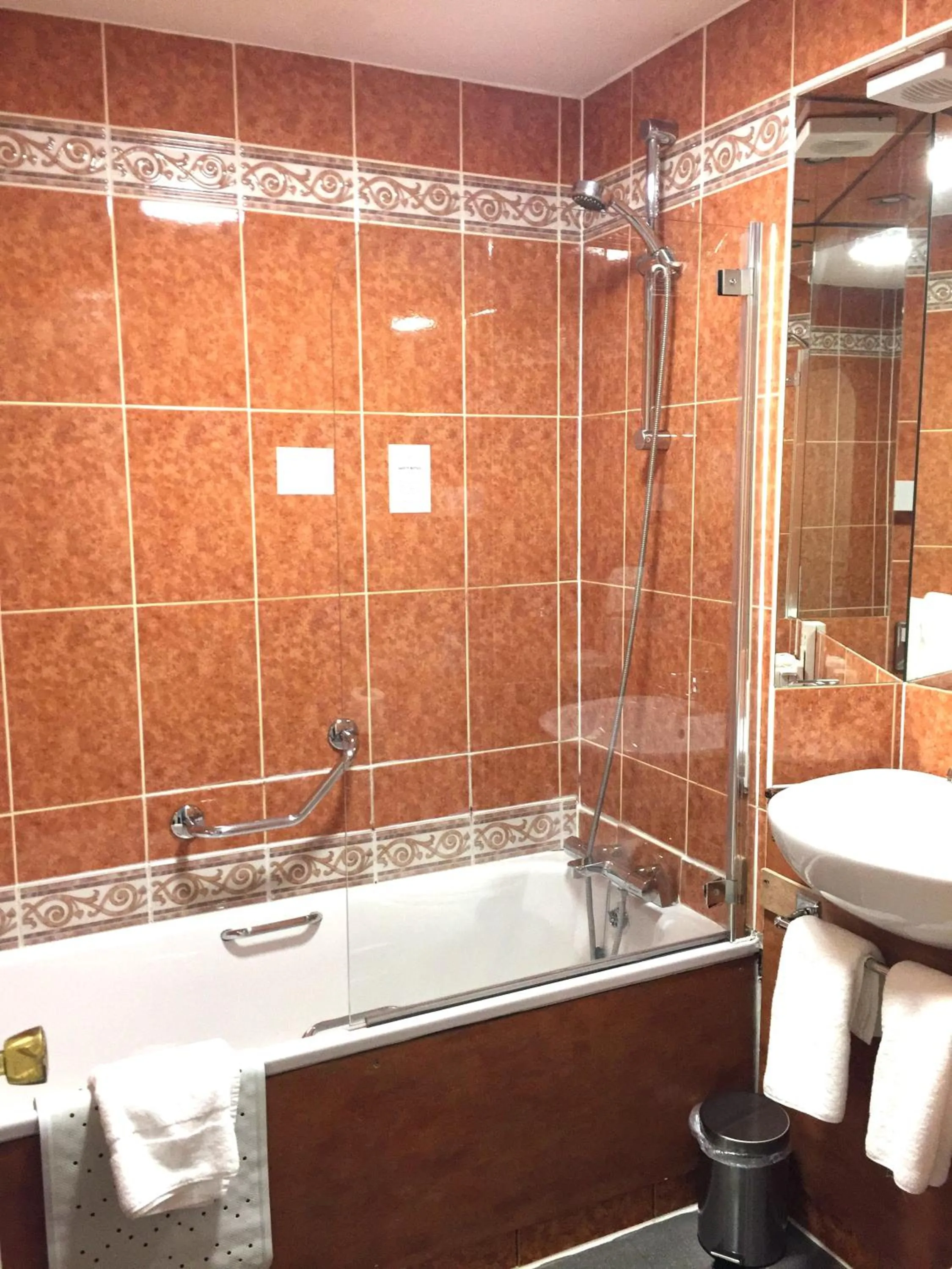 Shower in Millennium Hotel Glasgow