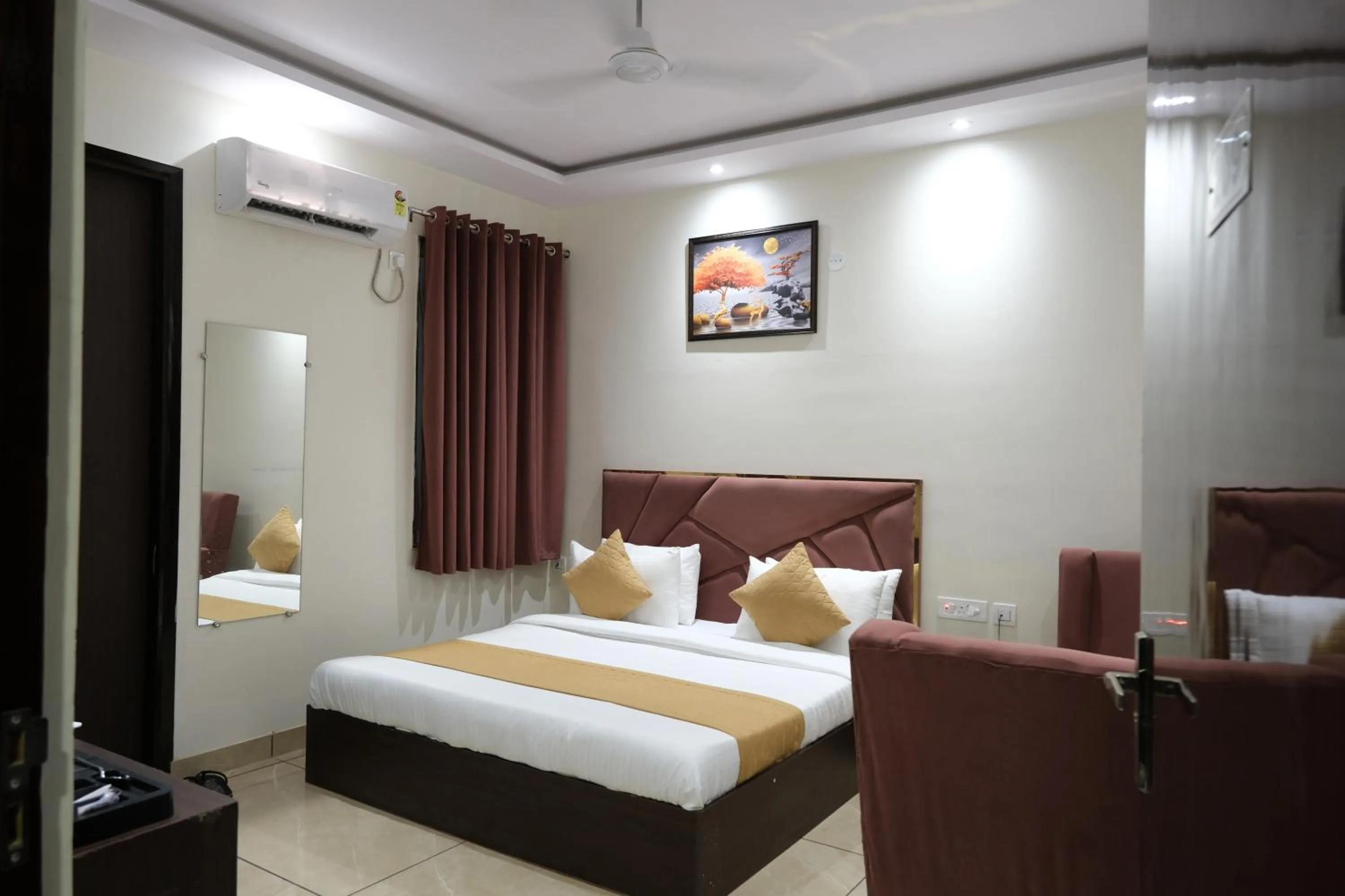 Bed in Hotel De Hocks Deluxe - New Delhi Railway Station