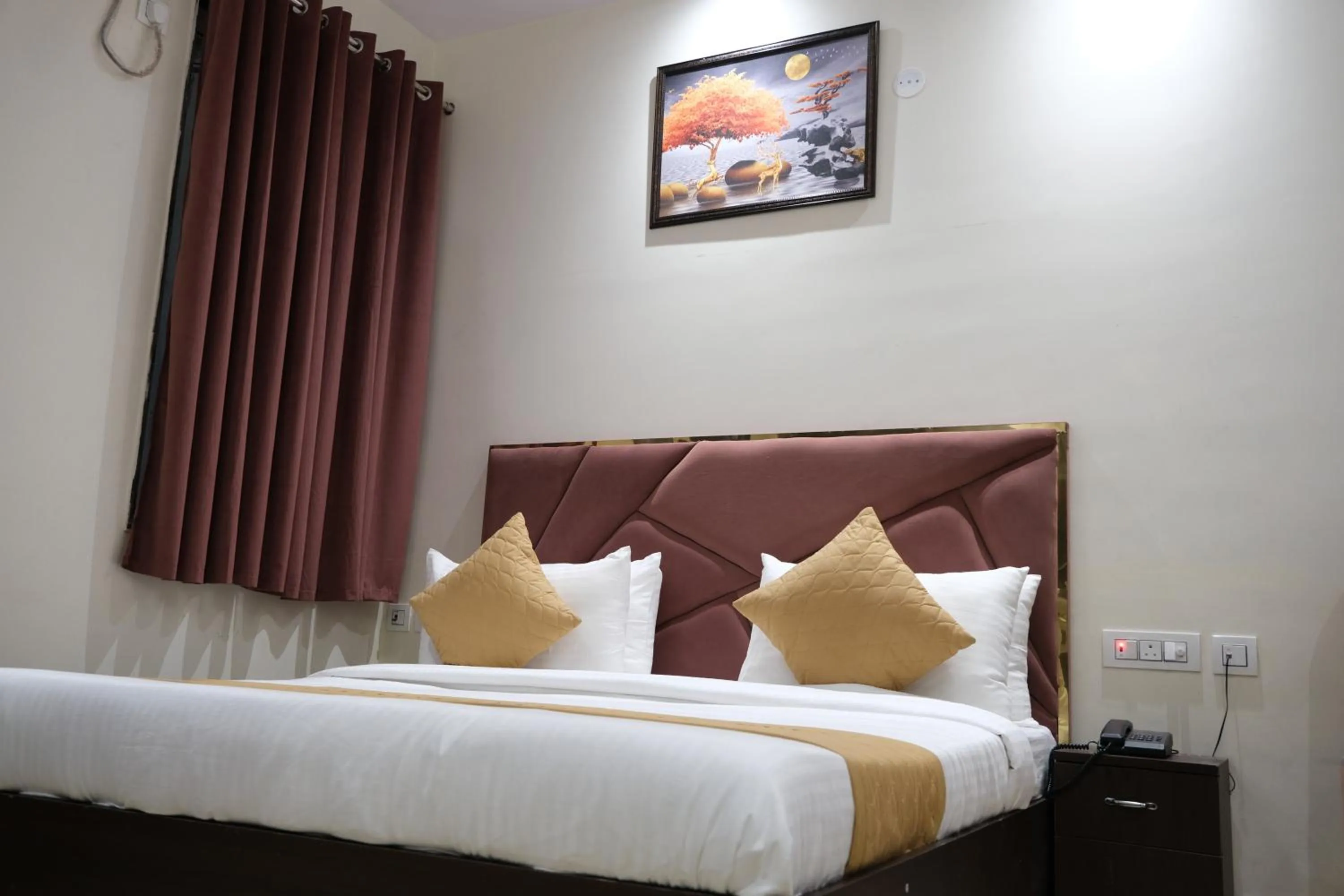 Bed in Hotel De Hocks Deluxe - New Delhi Railway Station