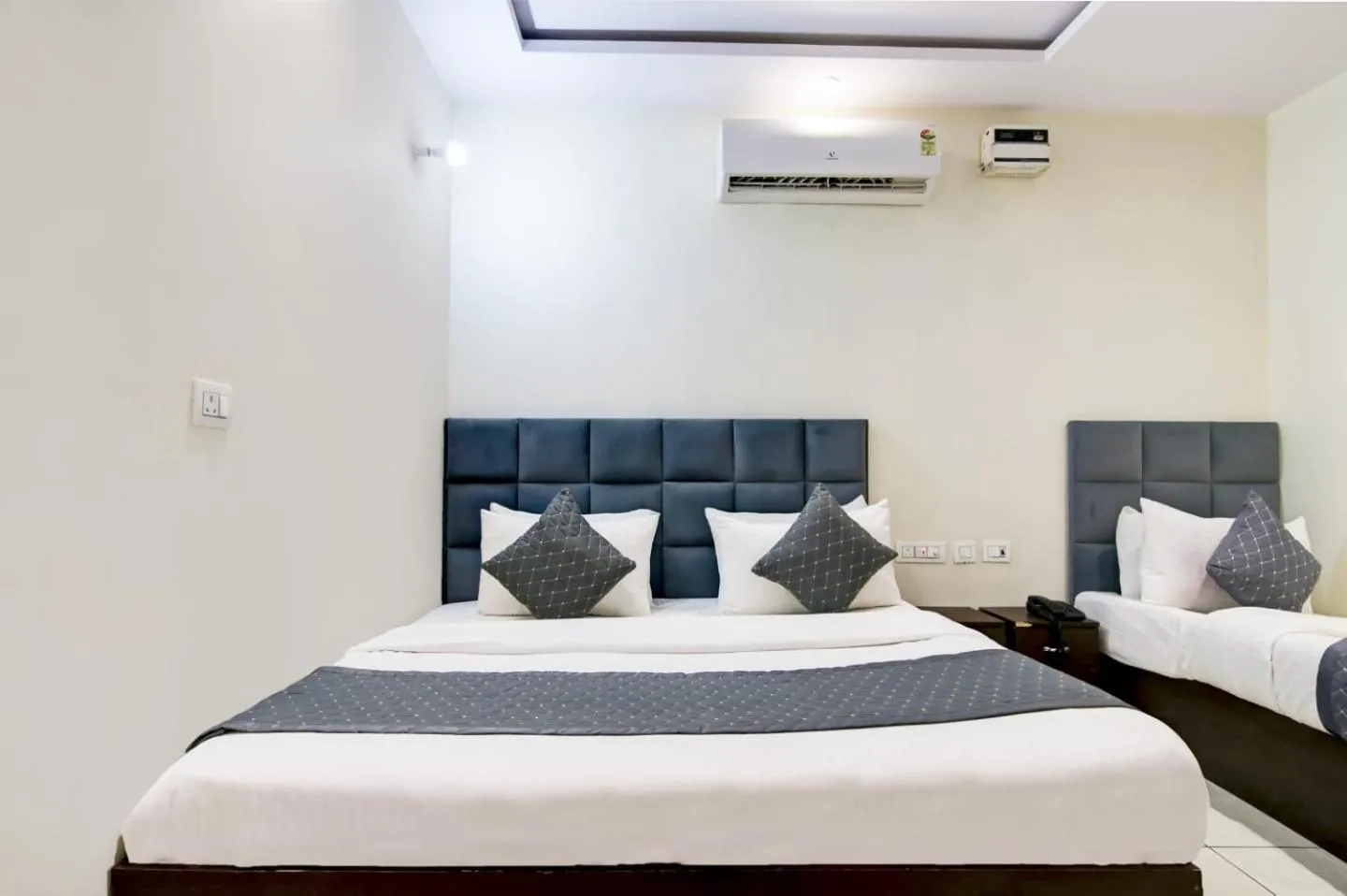Bed in Hotel De Hocks Deluxe - New Delhi Railway Station