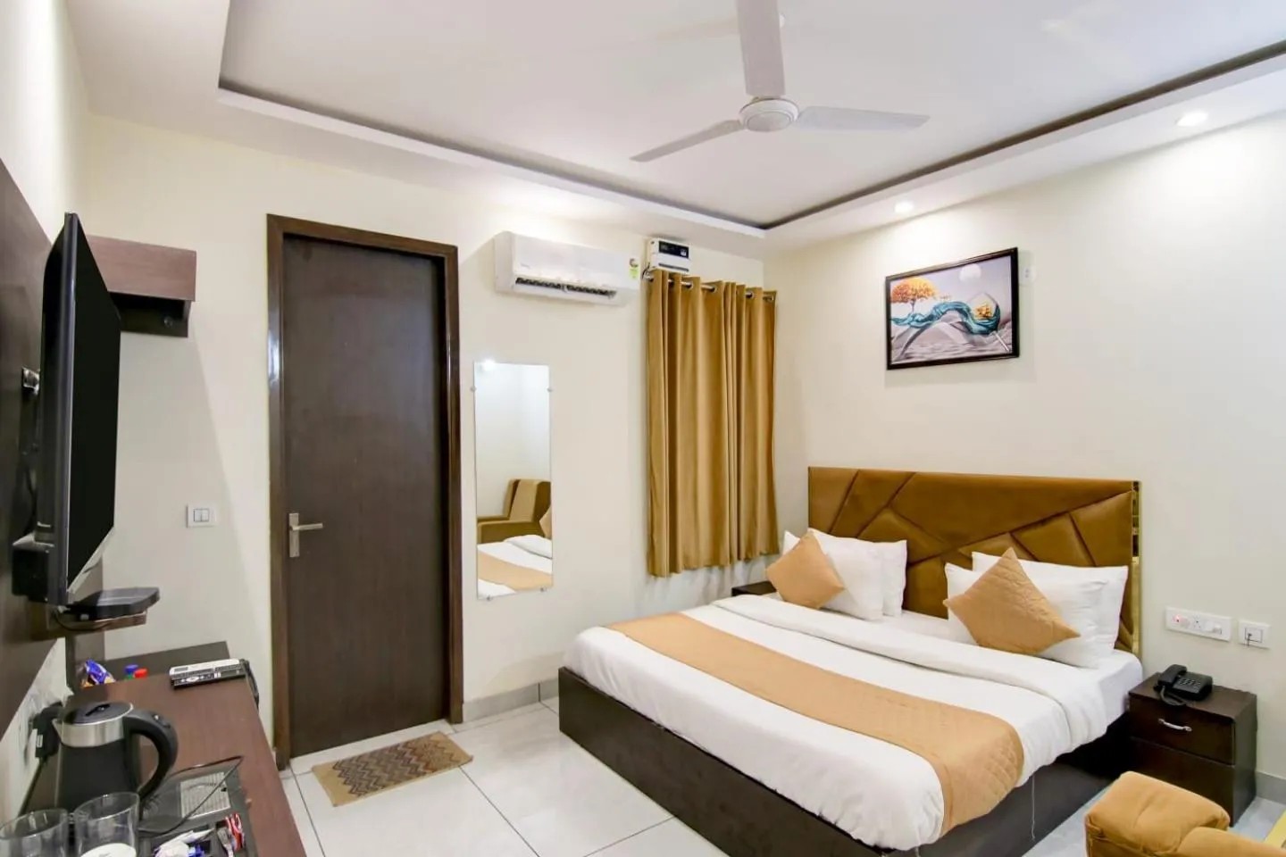Bed in Hotel De Hocks Deluxe - New Delhi Railway Station