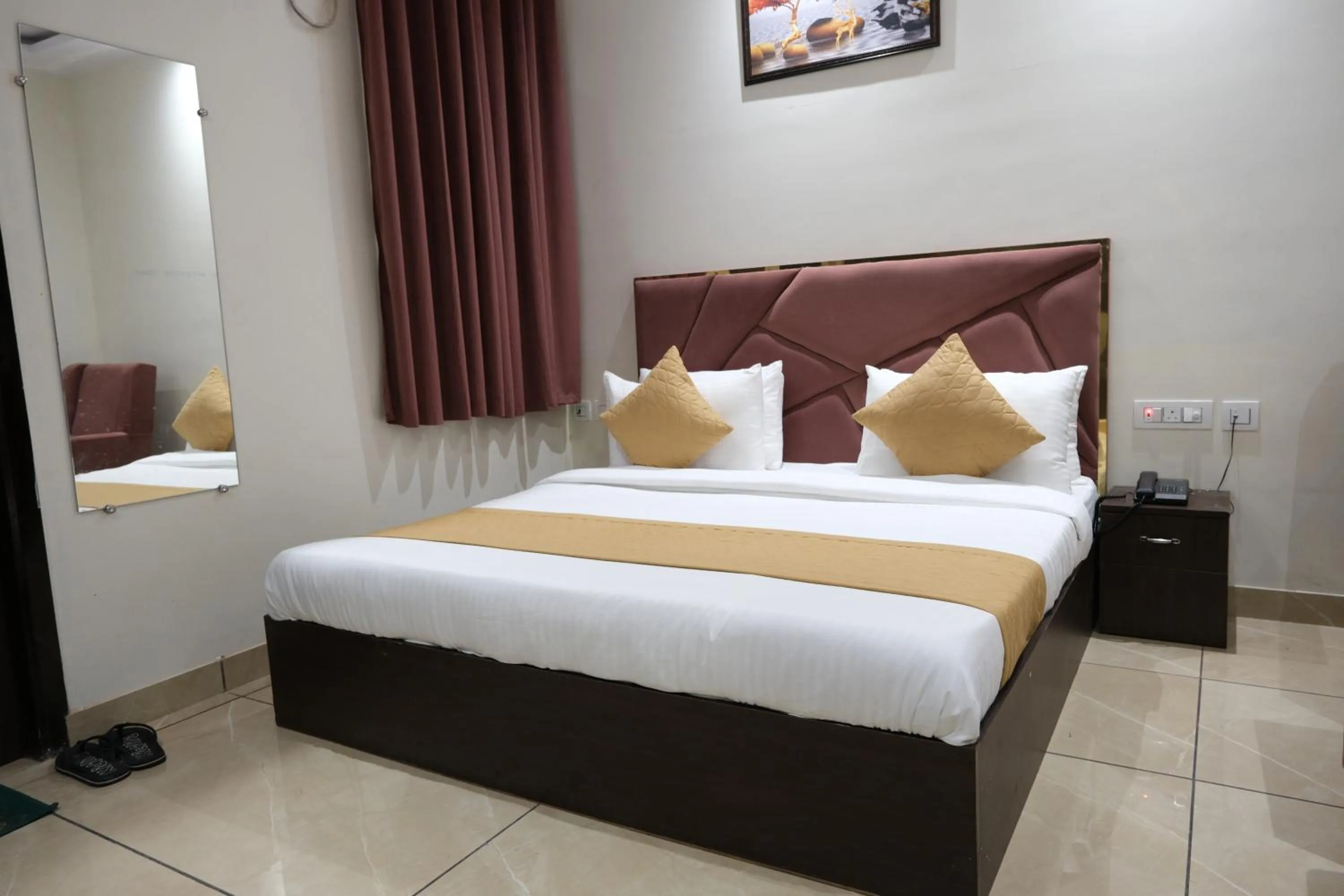 Bed in Hotel De Hocks Deluxe - New Delhi Railway Station