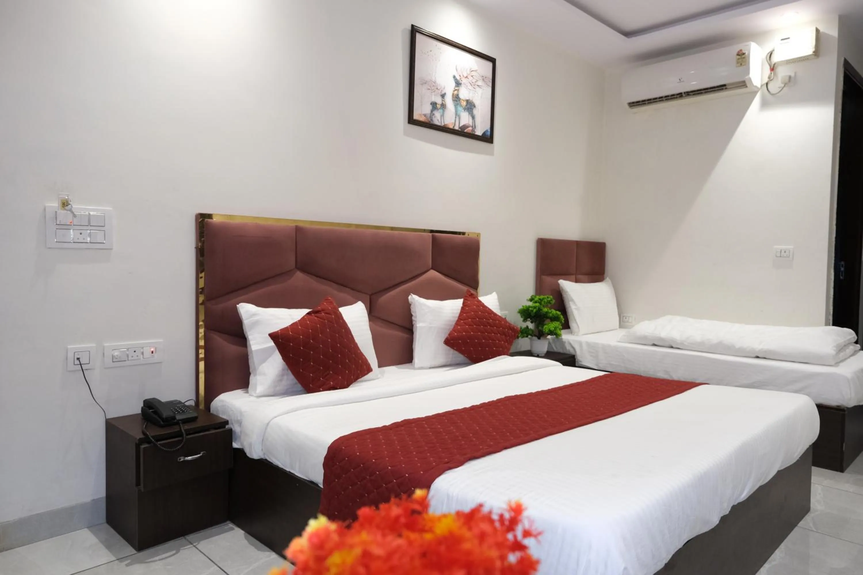 Bed in Hotel De Hocks Deluxe - New Delhi Railway Station